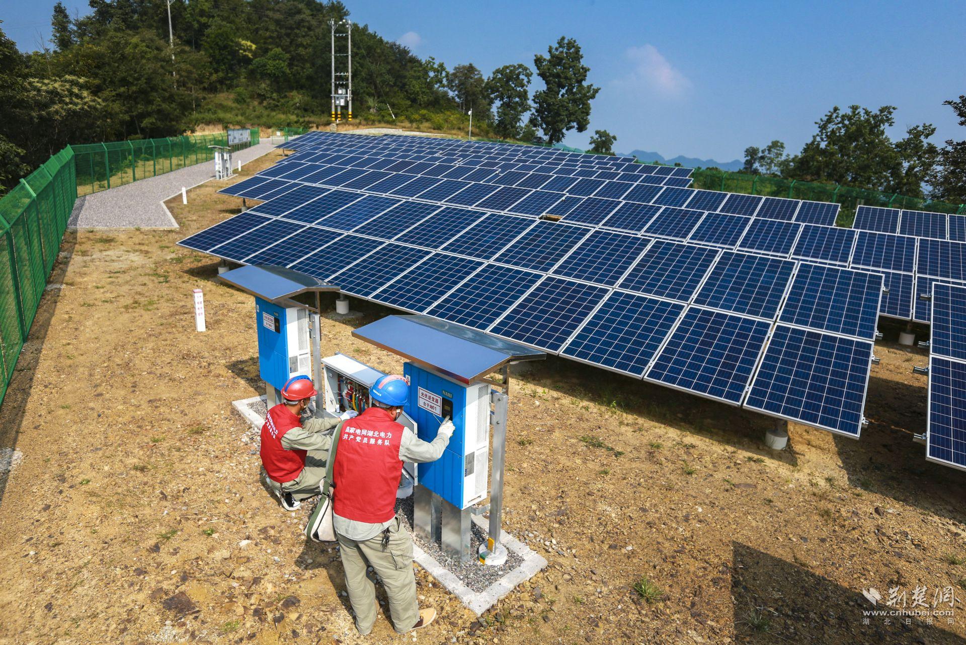 8.党员服务队认真义务运维光伏电站，为民族地区提供清洁电力，也助力群众增收致富。.jpg.jpg
