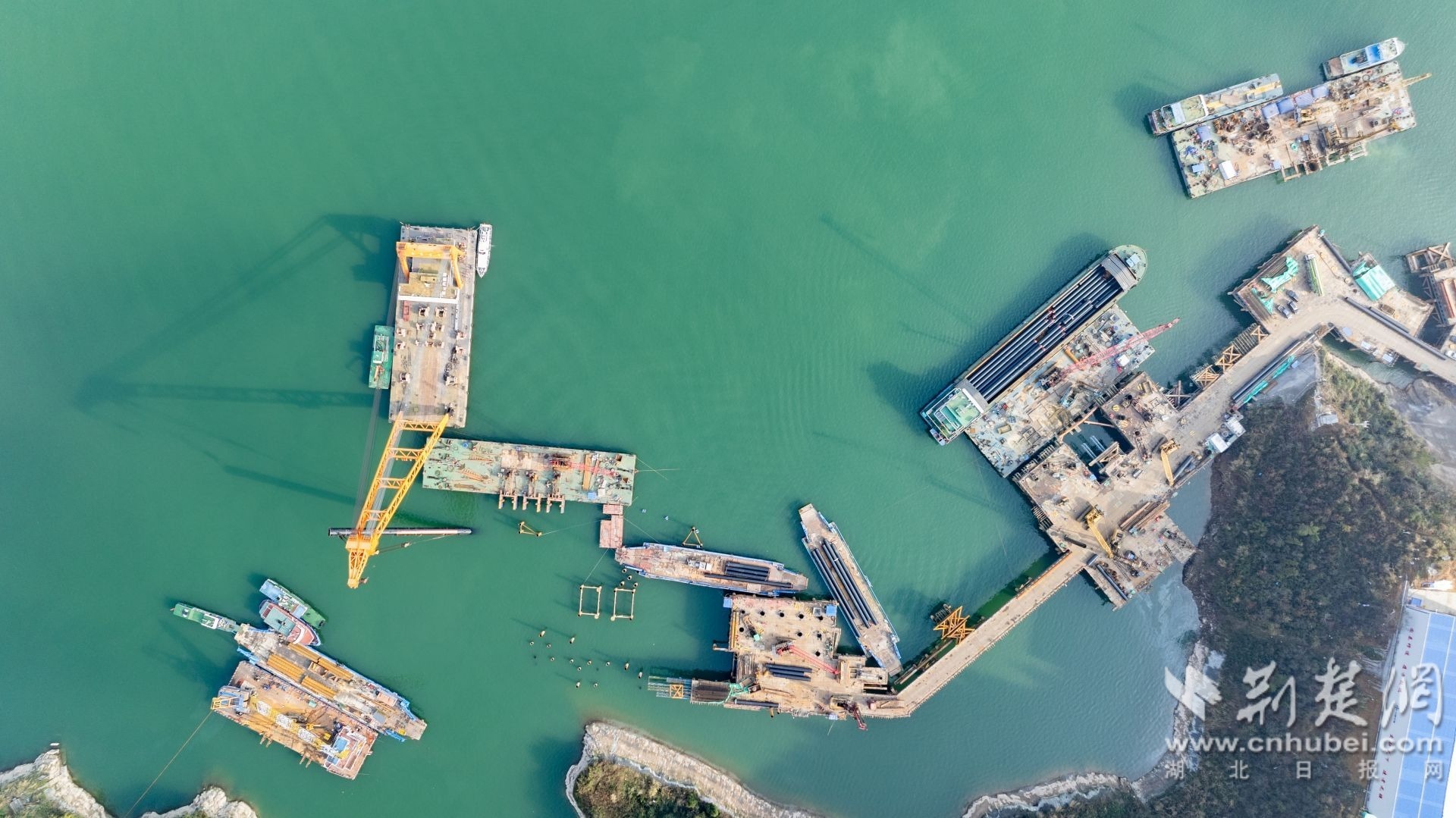 2026年1月5日，三峡库区湖北省宜昌市秭归县三峡枢纽江南成品油翻坝码头项目施工现场，起重船正在吊装首根钢护筒。 (3).jpg