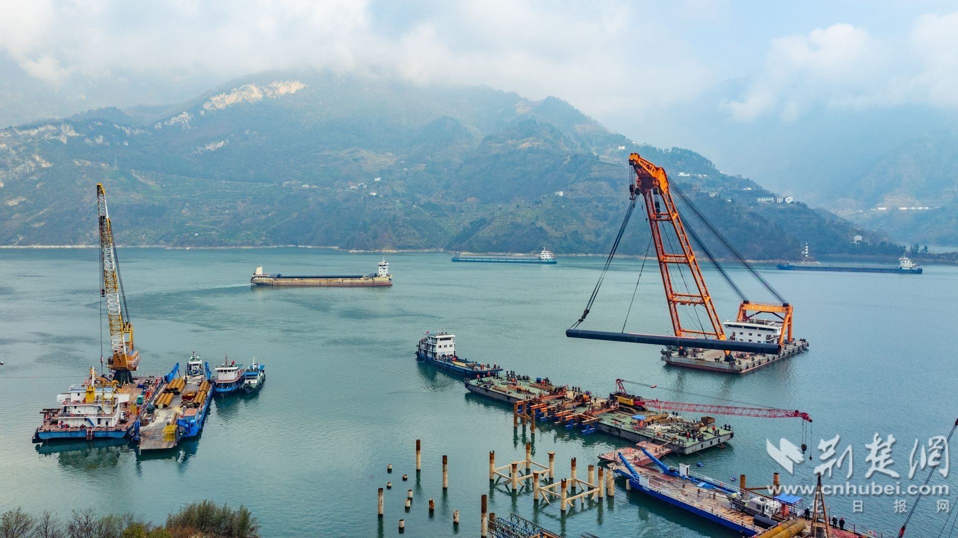 2026年1月5日，三峡库区湖北省宜昌市秭归县三峡枢纽江南成品油翻坝码头项目施工现场，起重船正在吊装首根钢护筒。 (2).jpg