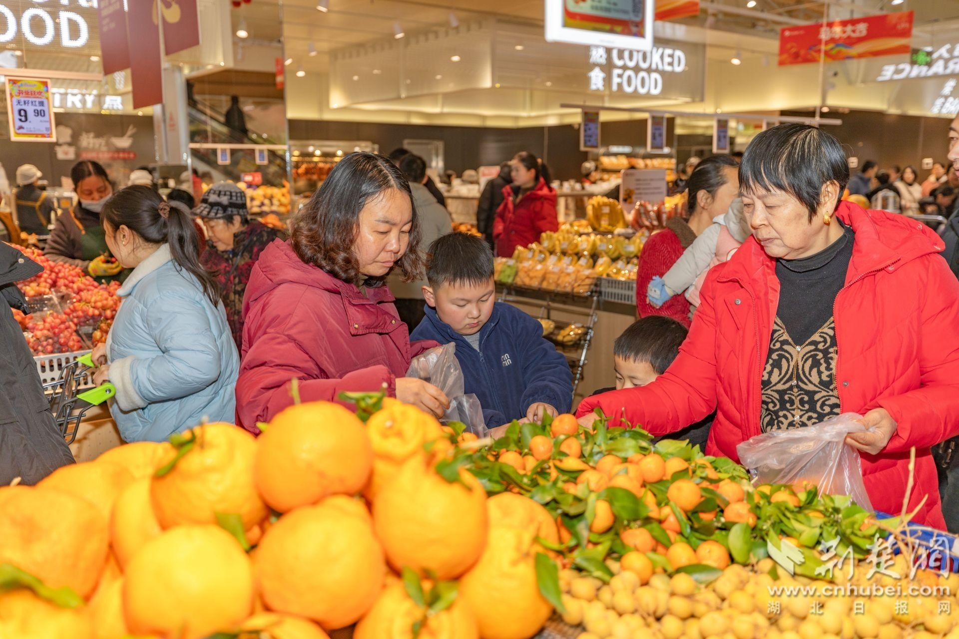 市民正在置办年货 彭强摄3.jpg.jpg