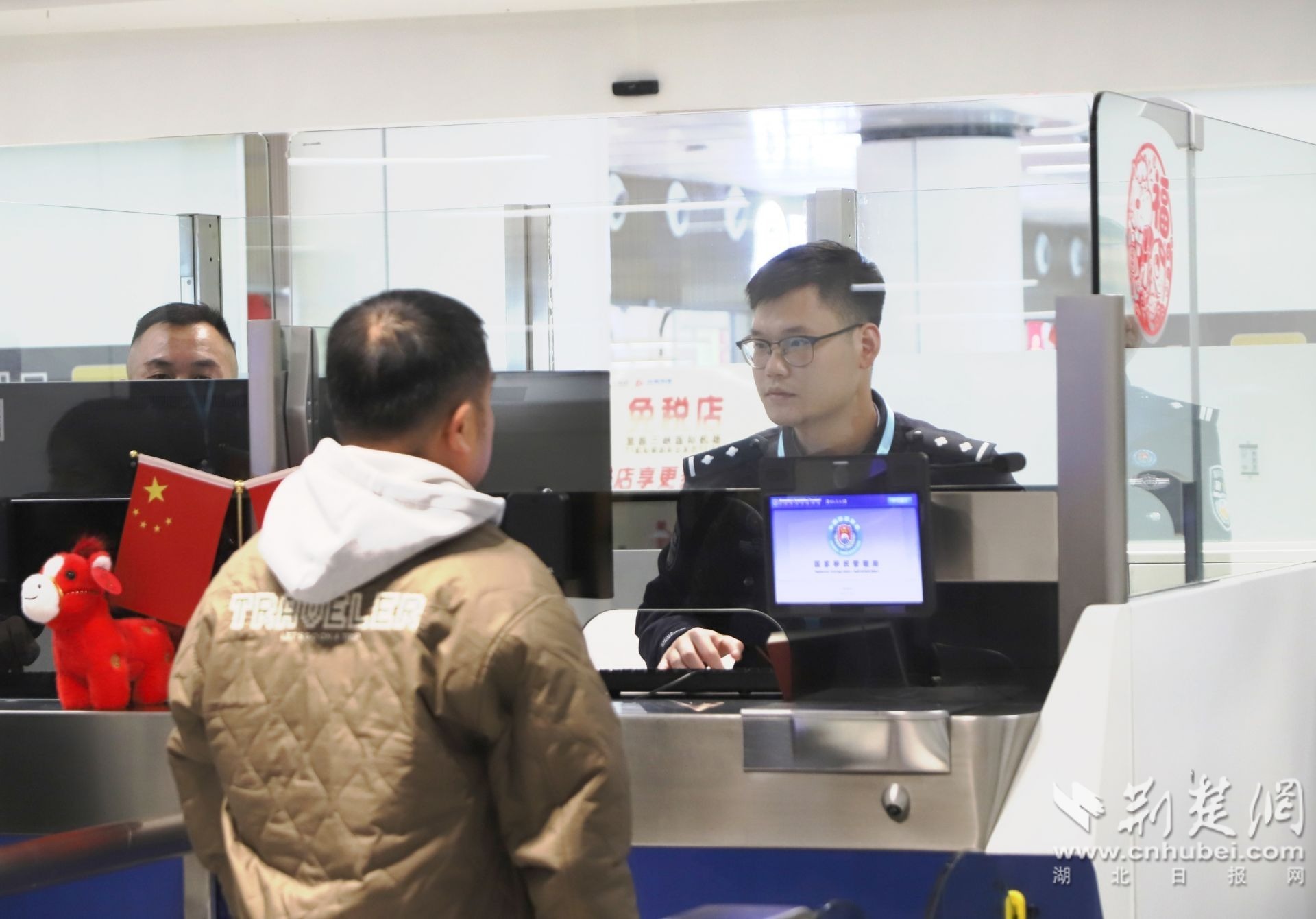 图为李子钊工作画面（刘冬 摄）.jpg.jpg