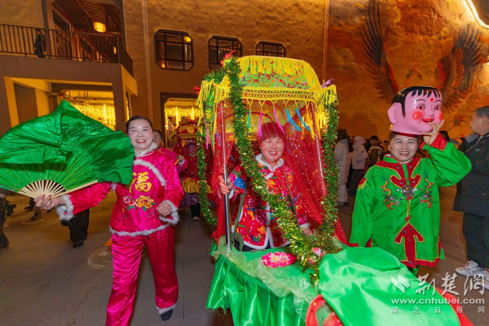 群众组织表演的采莲船正在游行 彭强摄.jpg.jpg