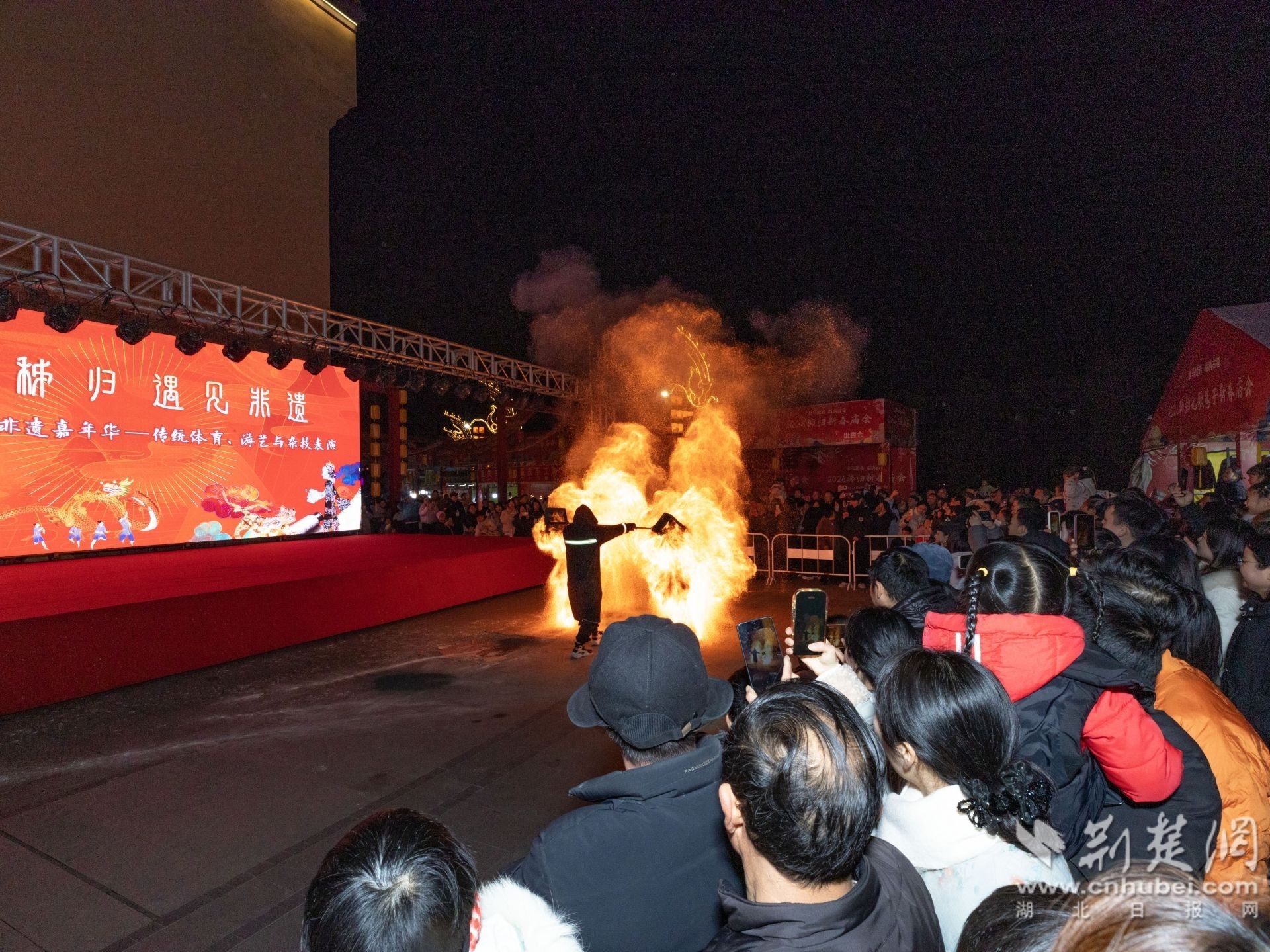 非遗嘉年华现场火壶表演者正在表演.jpg.jpg
