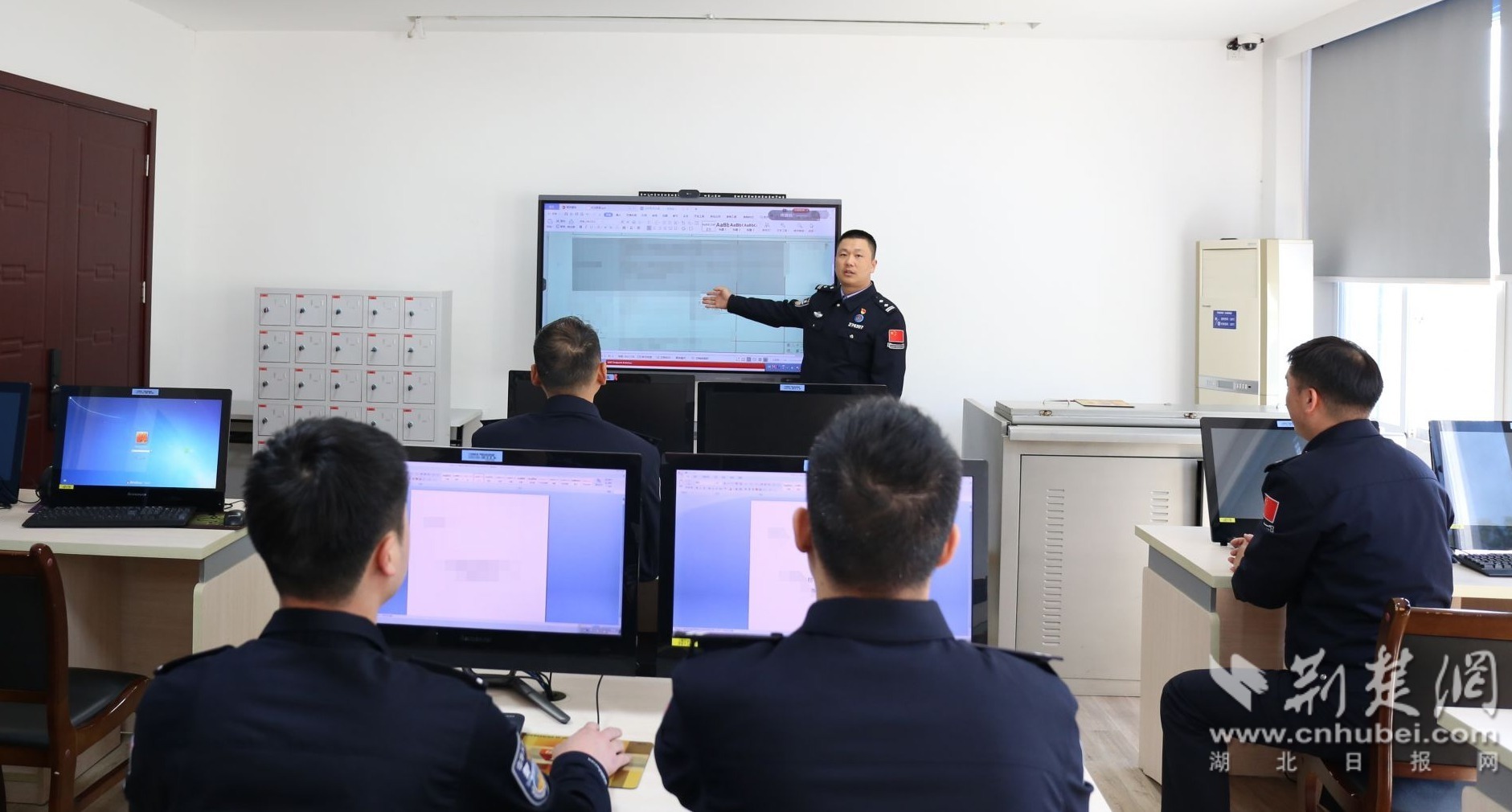 图为路畅为民警授课（黎嘉冕 摄）.jpg.jpg