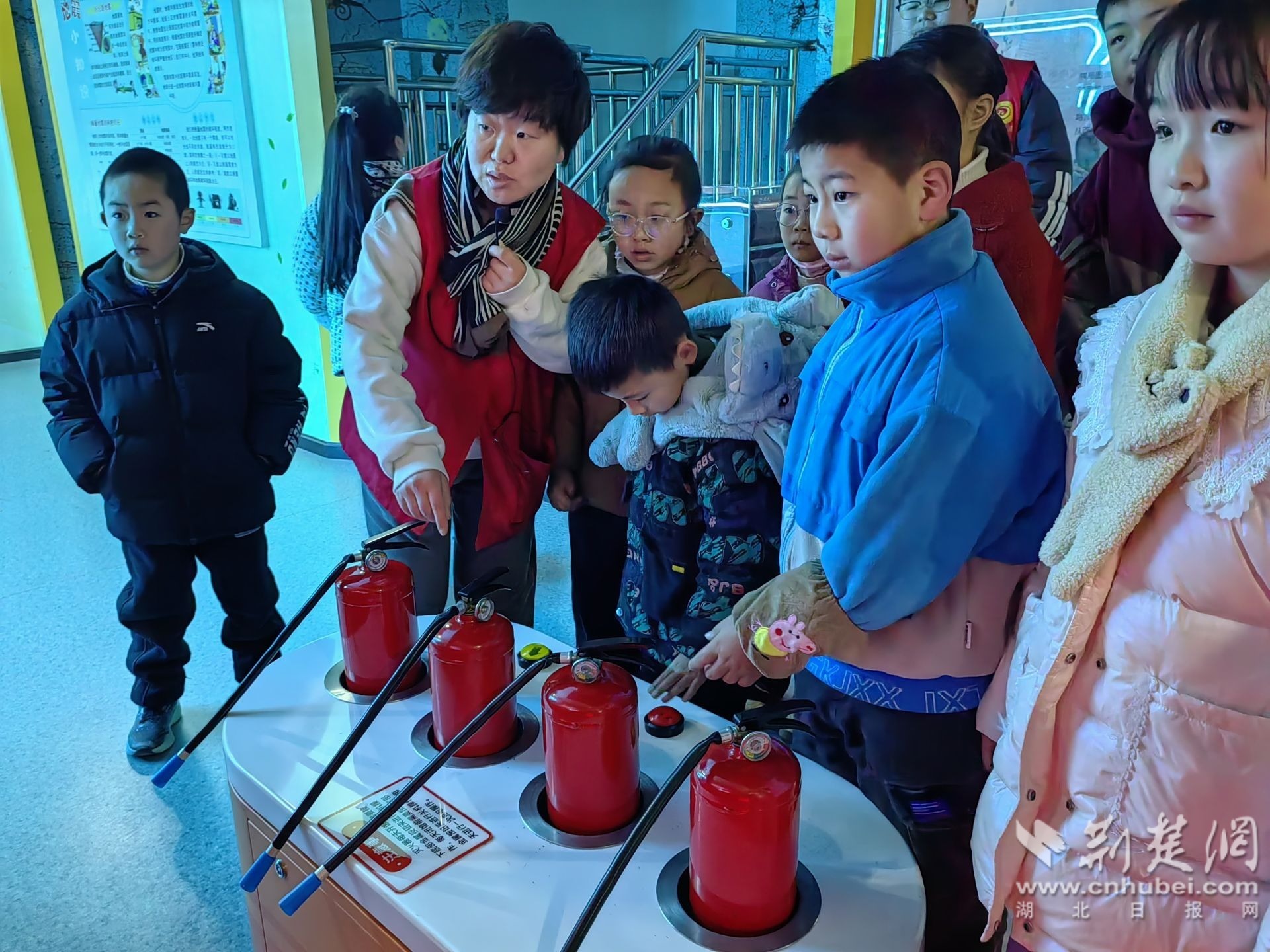 志愿者介绍灭火器使用方法.jpg.jpg
