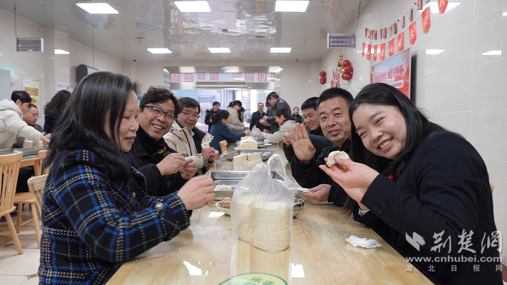 献血者代表们喜气洋洋包饺子，话团圆。邵金堯 摄.jpg.jpg