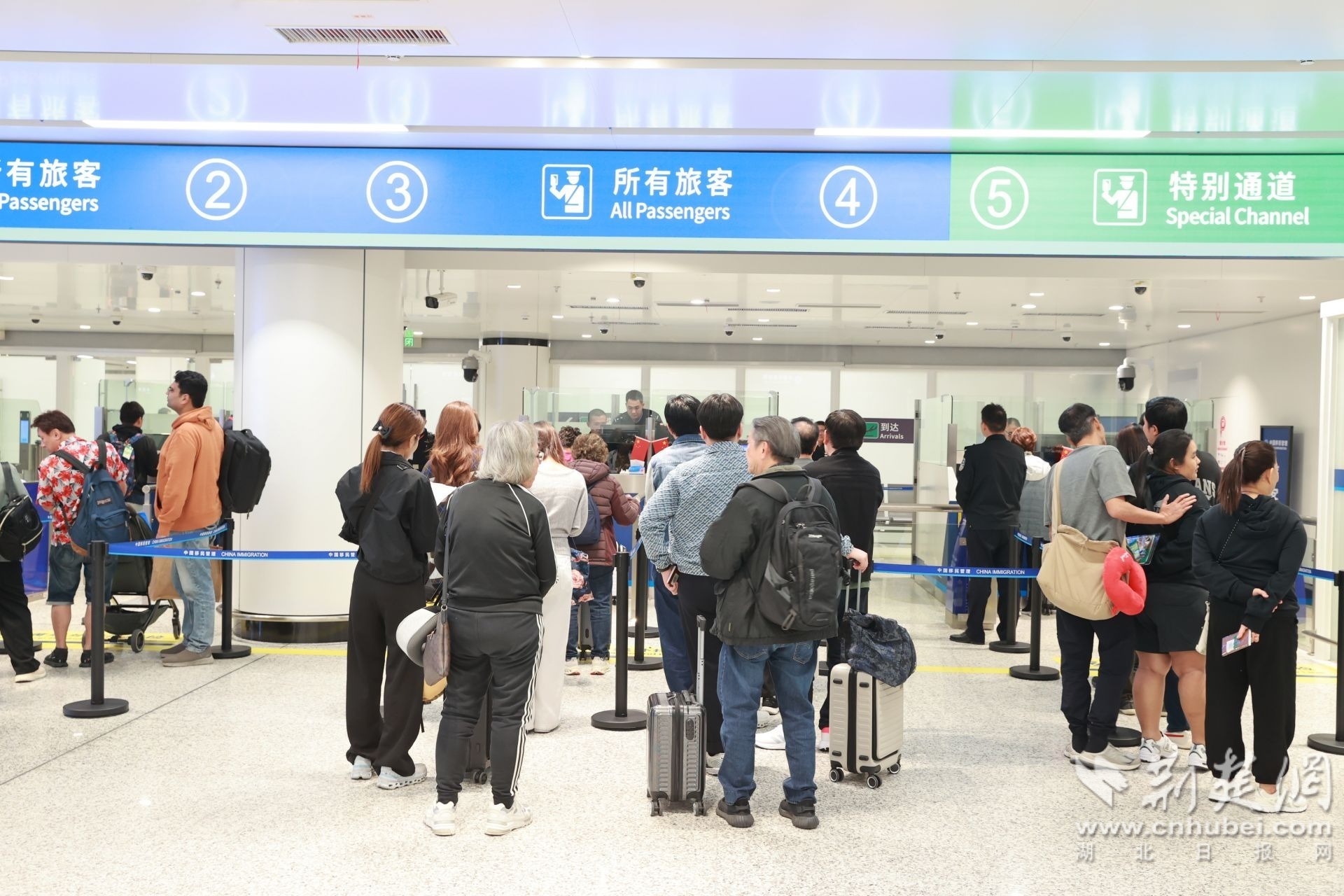 图为旅客排队办理边检手续(钟鹏宇 摄).JPG.JPG