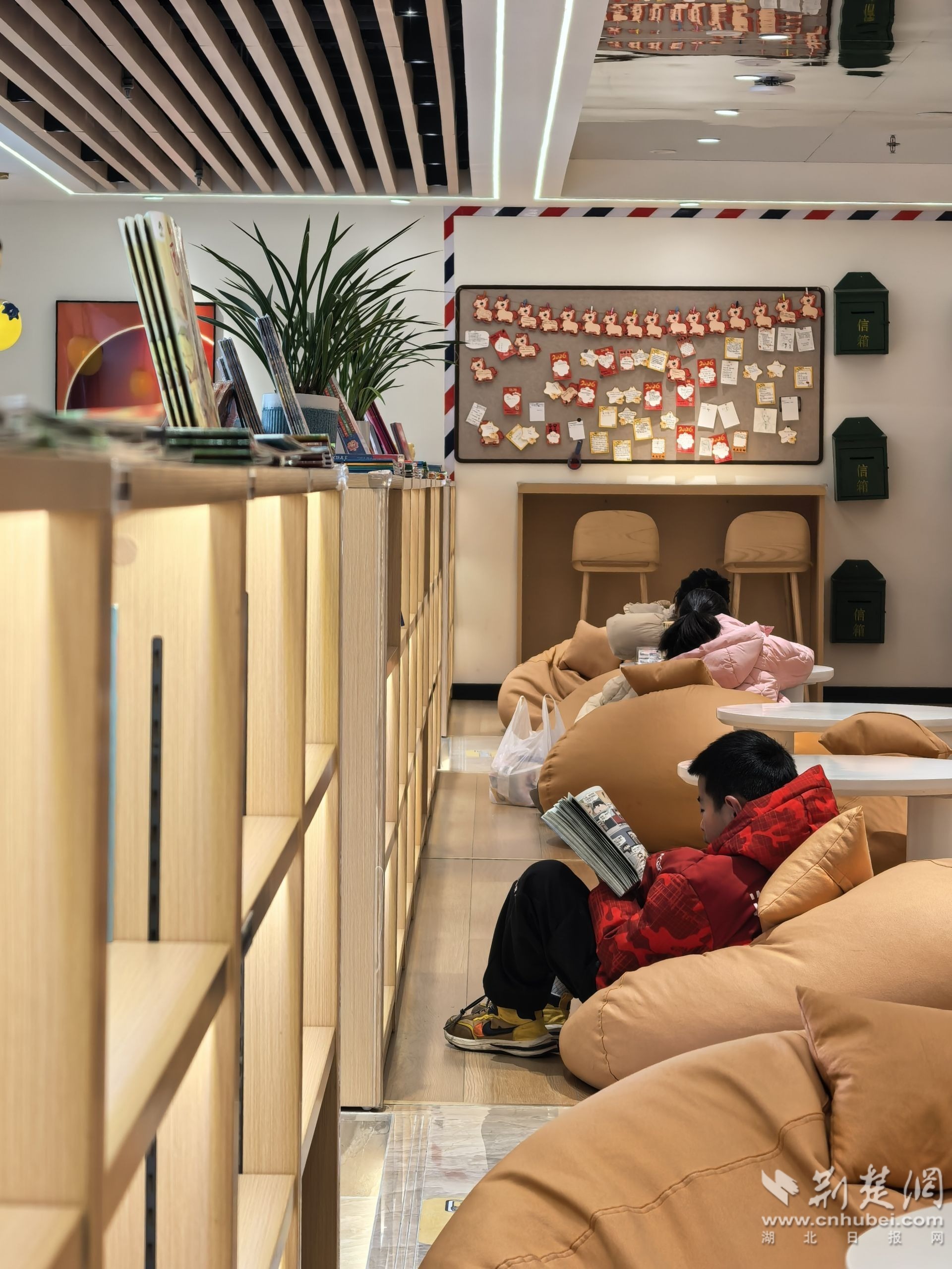 孩子们在天问书城阅读  彭强摄.jpg.jpg