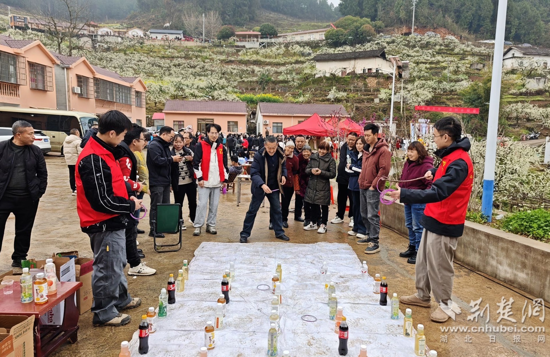 2026年3月20日，湖北省宜昌市沙镇溪镇高潮村，村民参加互动游戏.jpg.jpg