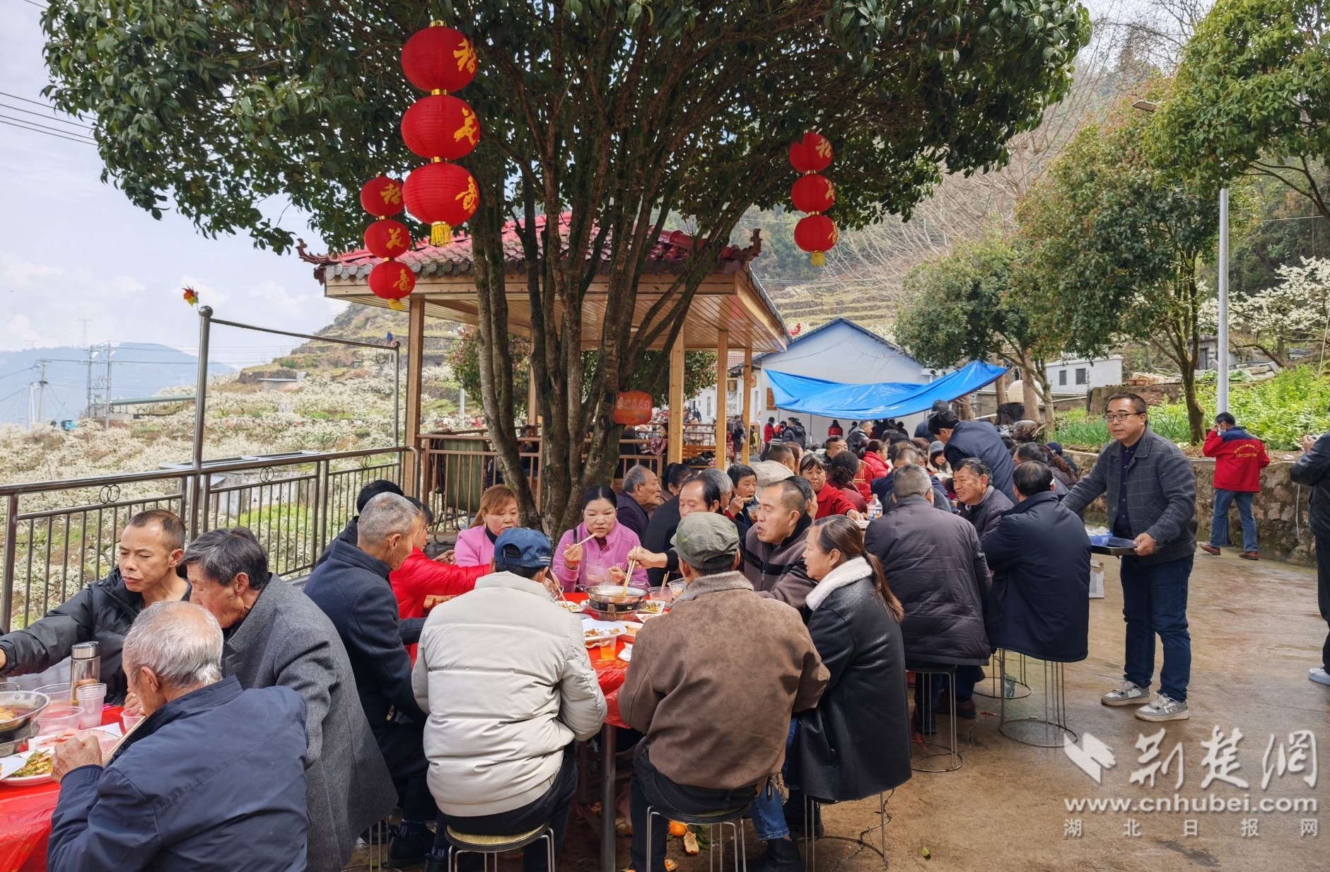 2026年3月20日，湖北省宜昌市沙镇溪镇高潮村，村民参加免费农家午餐.jpg.jpg