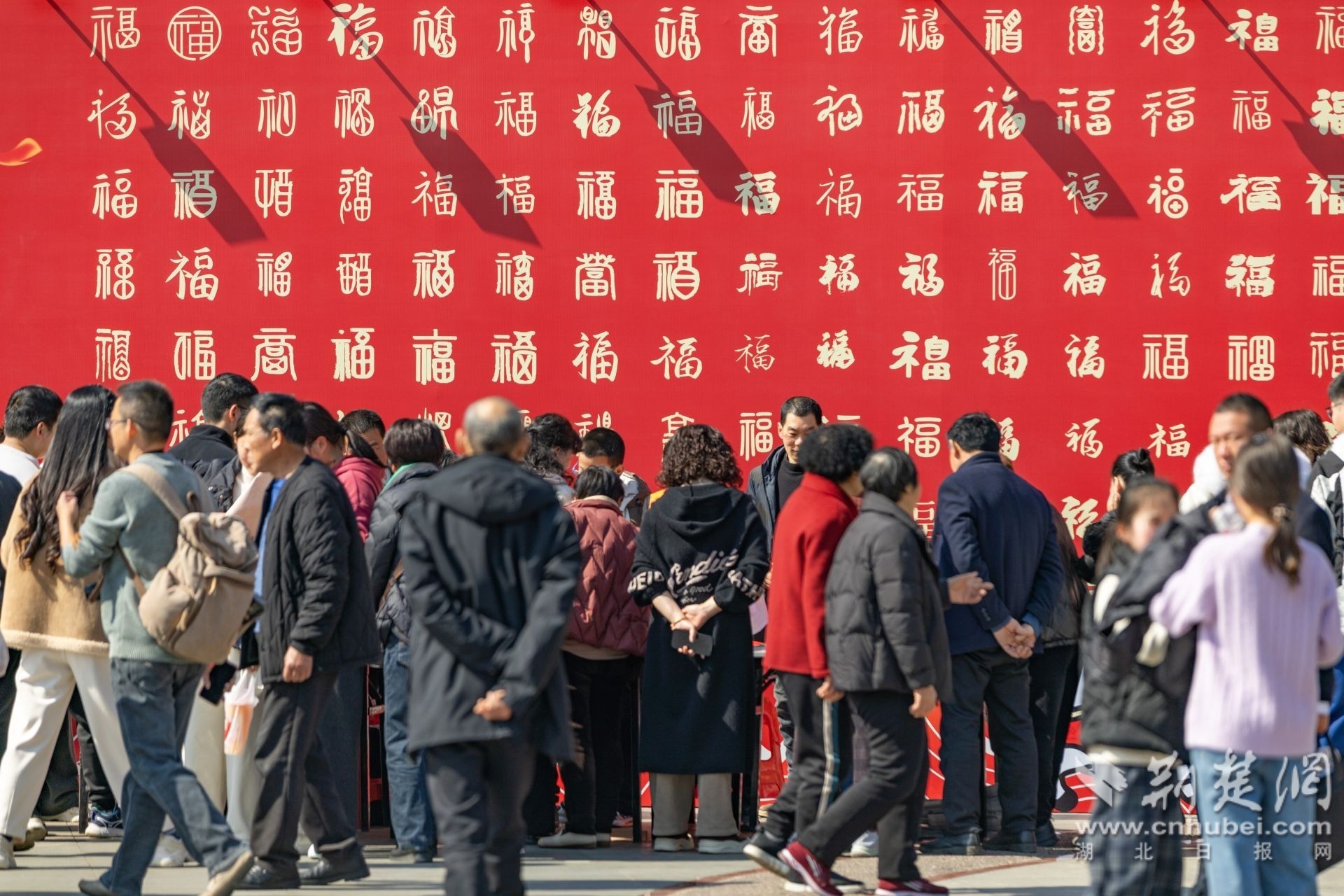 2026年3月3日，在在湖北省宜昌市秭归县屈原故里南门广场，市民们聚集在百“福”文化墙下书写对联。彭强摄.jpg.jpg