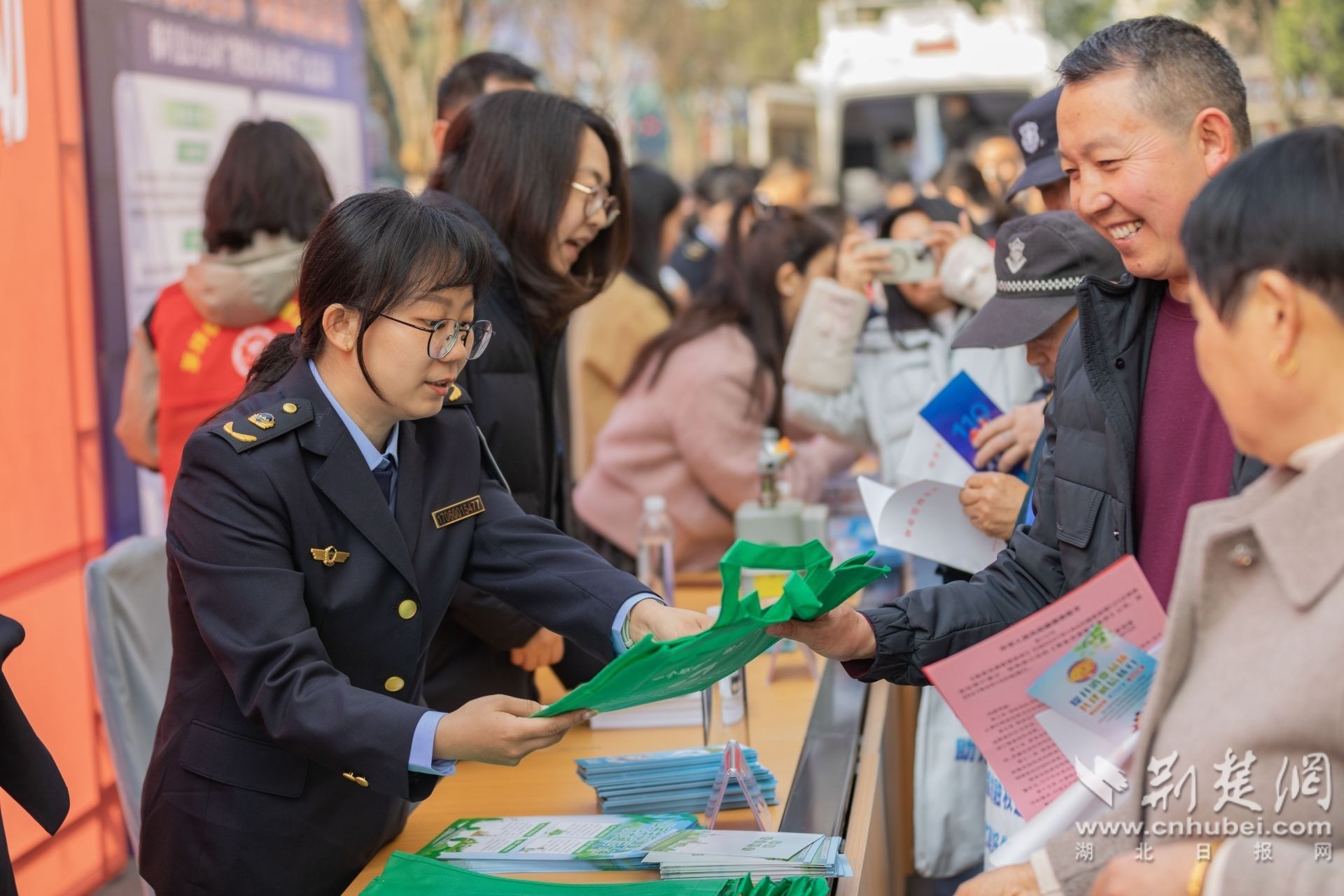 2026年3月13日，湖北省秭归县开展“3·15”国际消费者权益日纪念咨询活动，现场工作人员正在为市民发放宣传手册、宣讲维权知识