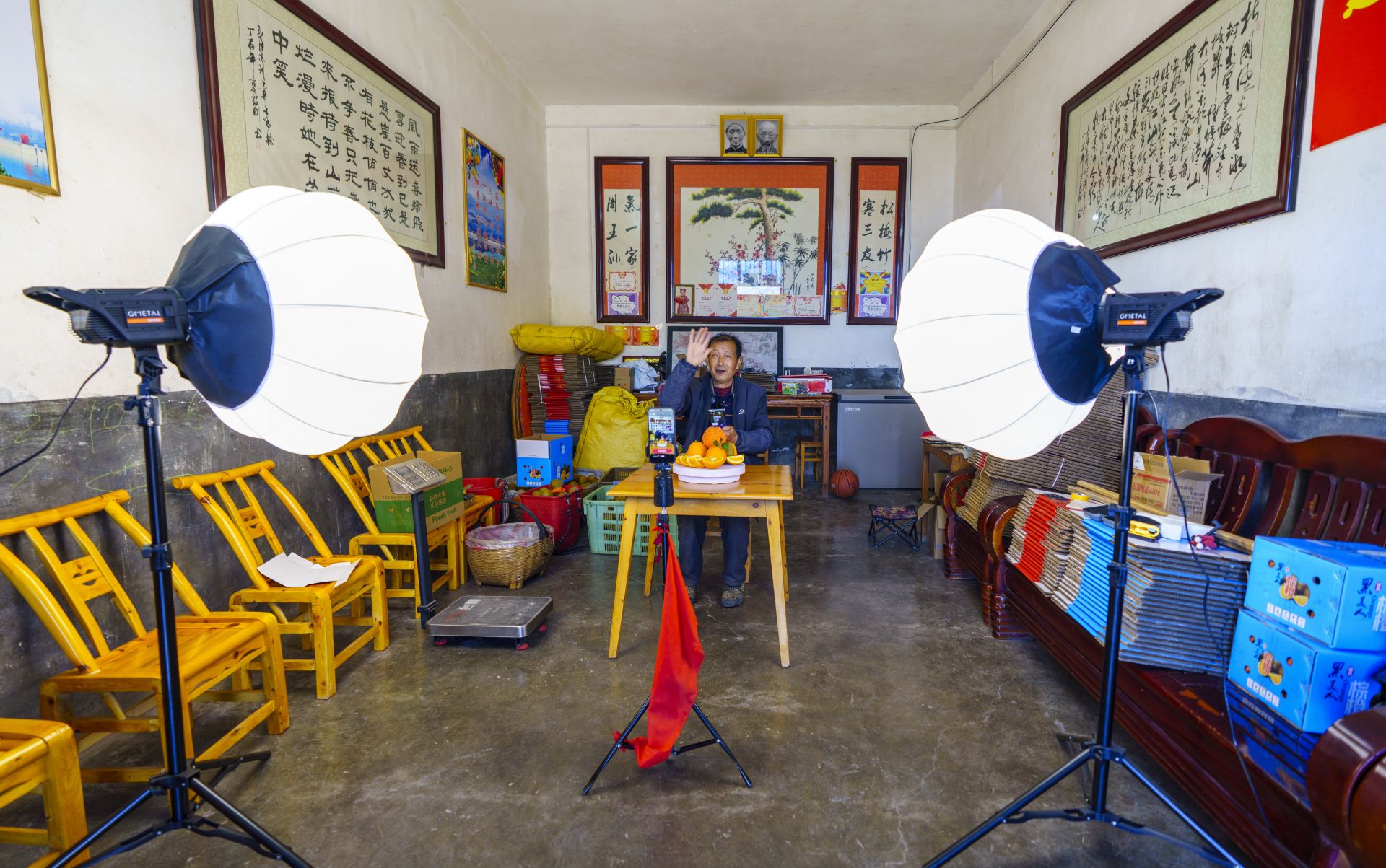 周功寿在家架起专业直播灯直播售卖脐橙.JPG.JPG