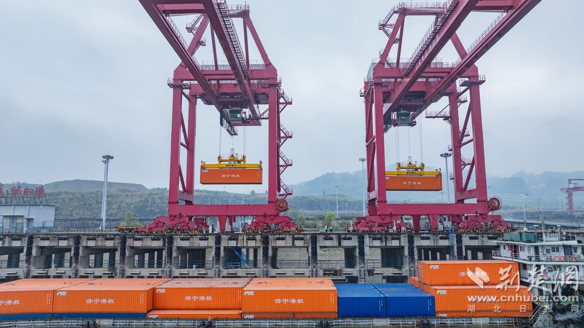 2026年4月9日，在三峡物流秭归港码头，岸桥吊机正在开展吊装作业。 彭强摄(3).jpg.jpg