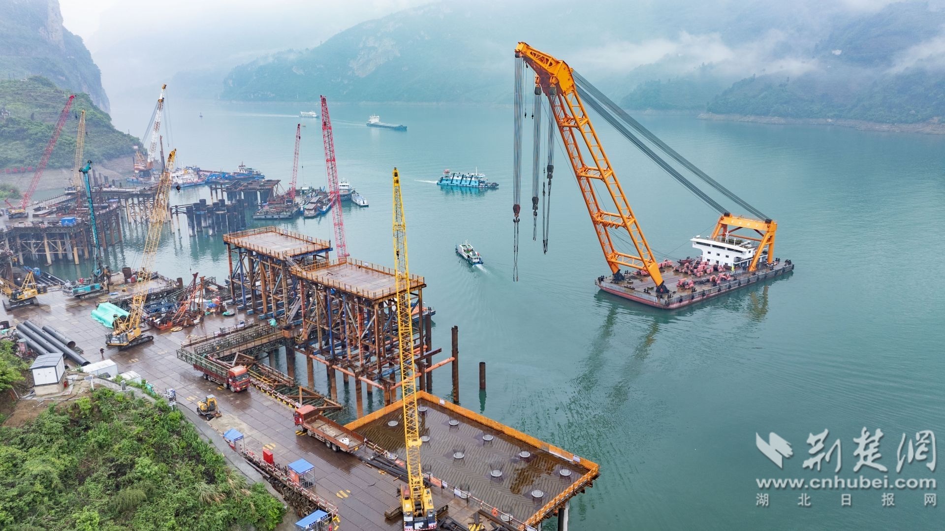 2026年4月14日，三峡库区秭归县茅坪镇三峡枢纽江南成品油翻坝项目坝上码头工程现场一片火热，工人们正加紧进行墩台浇筑施工作业。