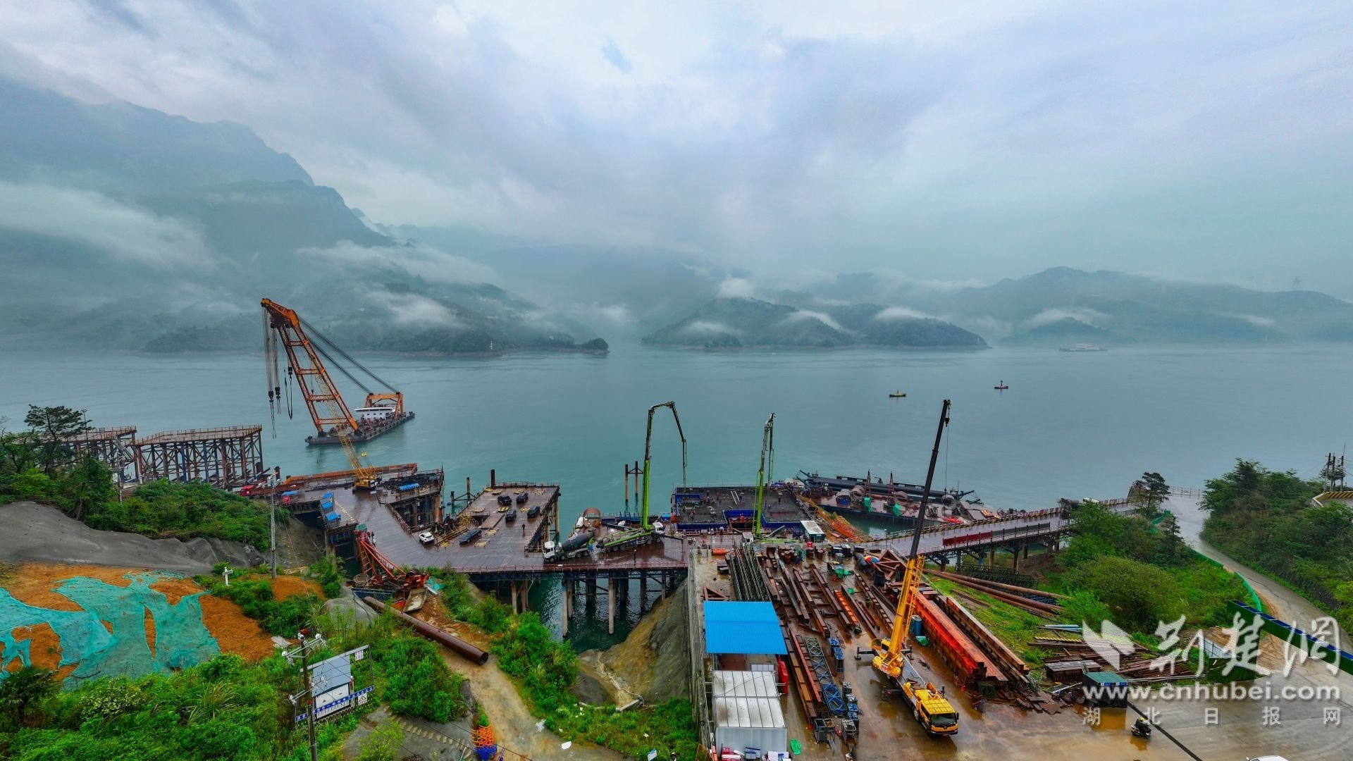 2026年4月14日，三峡库区秭归县茅坪镇三峡枢纽江南成品油翻坝项目坝上码头工程现场一片火热，工人们正加紧进行墩台浇筑施工作业。