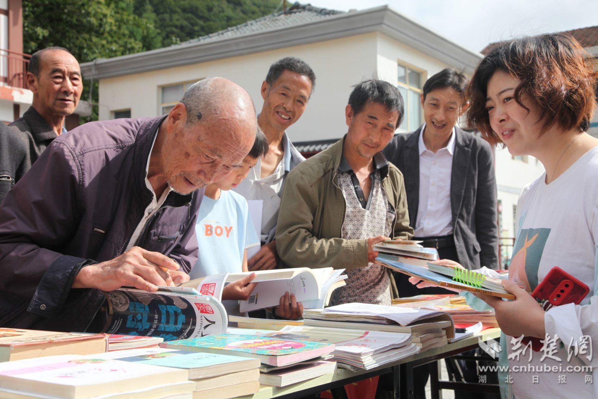 2022年9月，在湾潭镇红烈村开展关爱特殊人群，送阅读进乡村活动.JPG.JPG