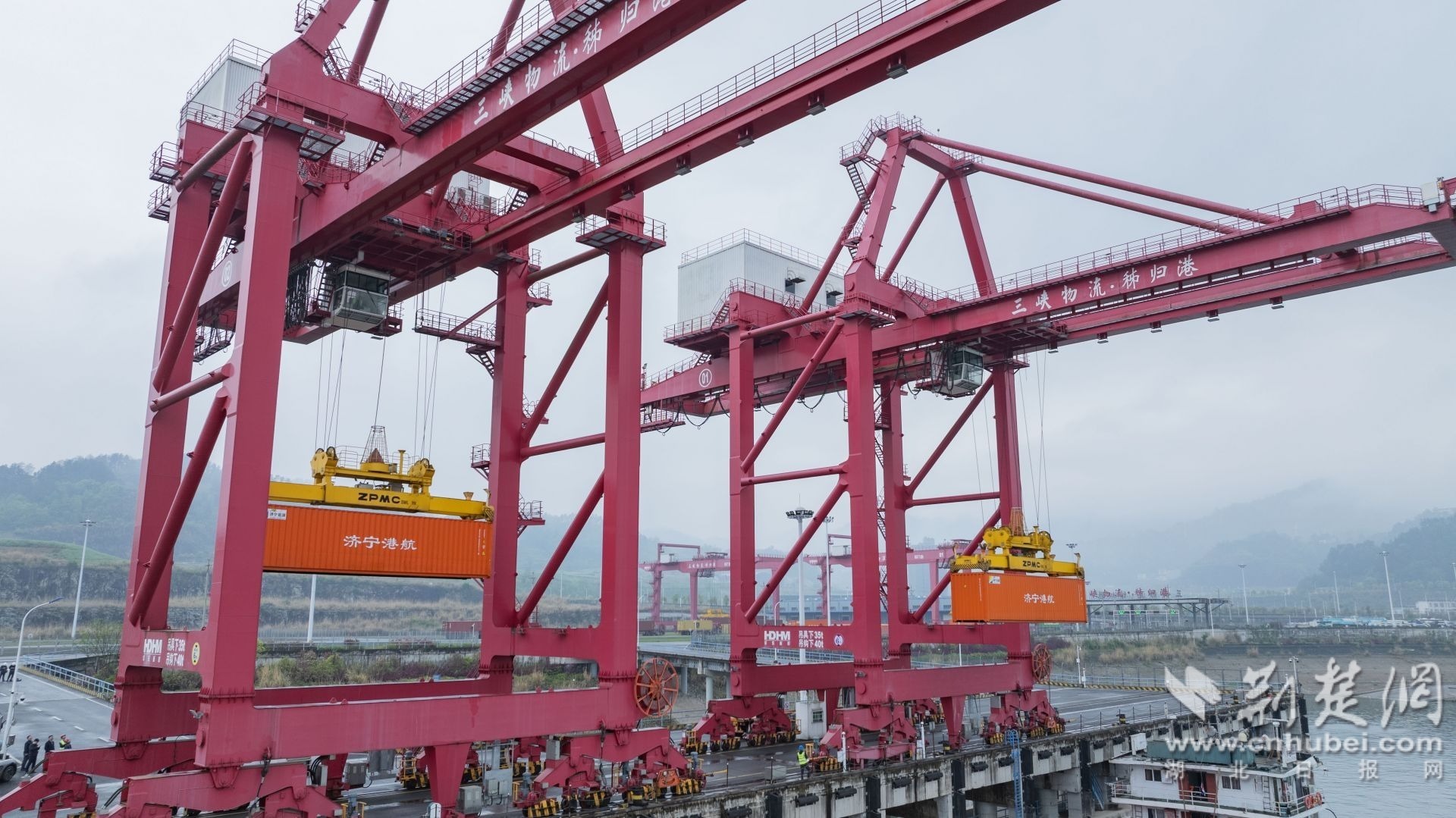 2026年4月9日，在三峡物流秭归港码头，岸桥吊机正在开展吊装作业。彭强摄 (2).jpg.jpg