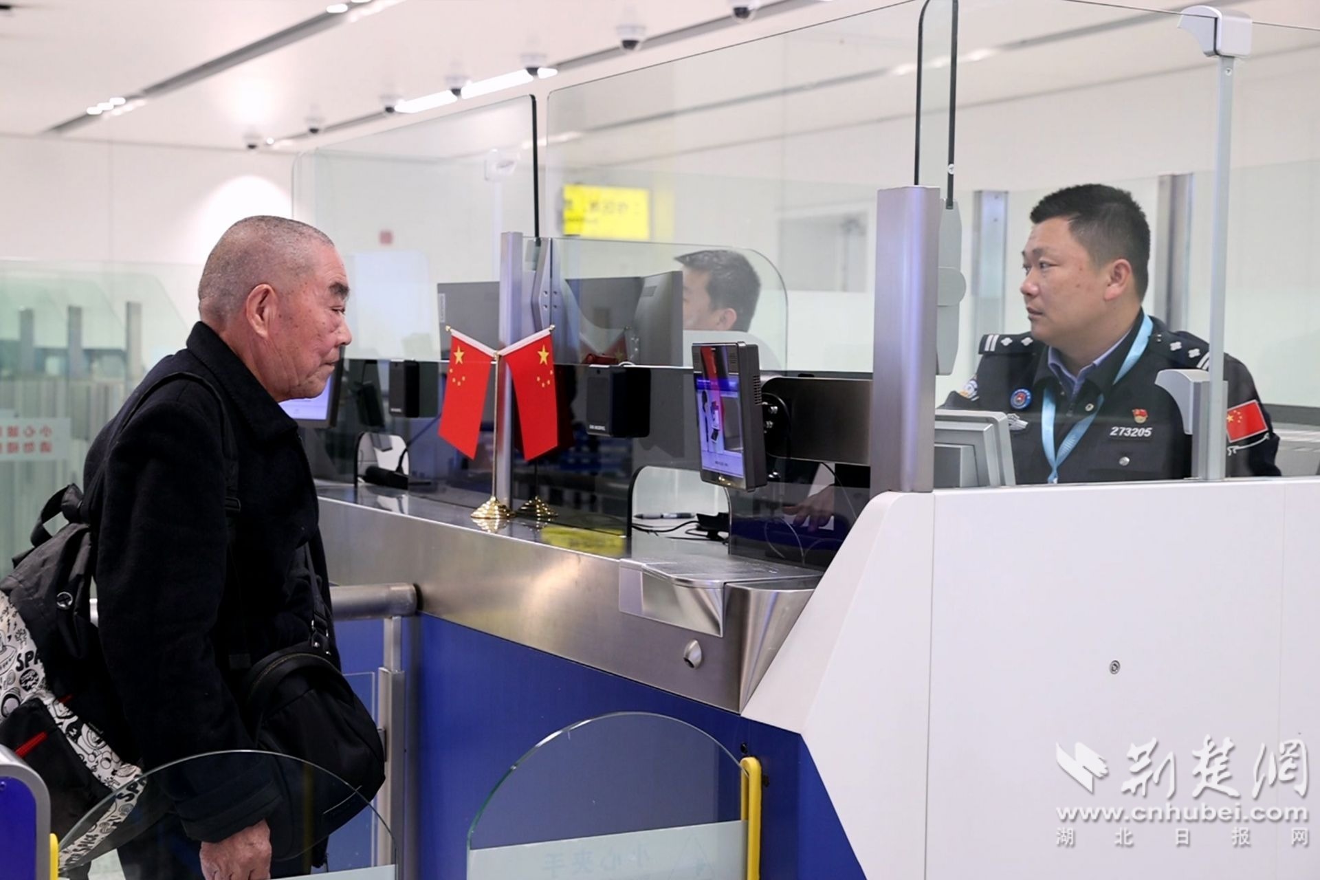 图为出境旅客办理边检手续（钟鹏宇 摄）.jpg.jpg