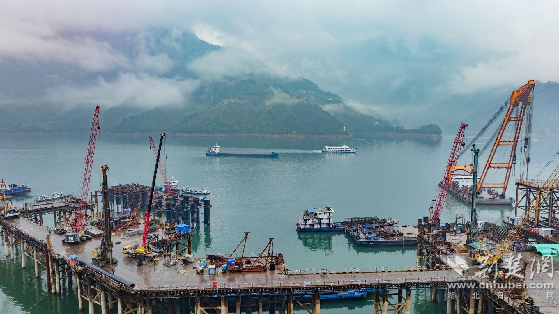 2026年4月14日，三峡库区秭归县茅坪镇三峡枢纽江南成品油翻坝项目坝上码头工程现场一片火热，工人们正加紧进行墩台浇筑施工作业。