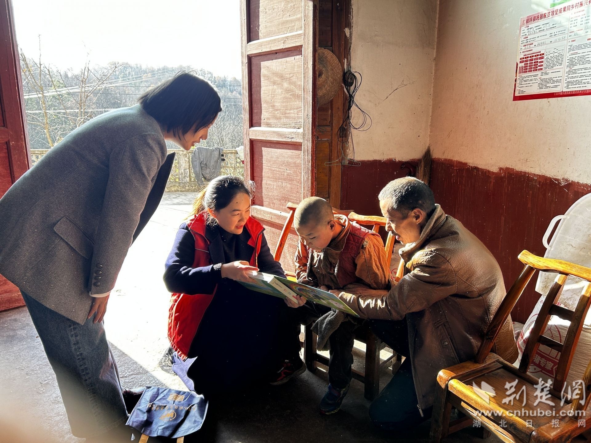 2023年12月，前往仁和坪镇开展关爱残障儿童，为特殊人群送去阅读服务.jpg.jpg