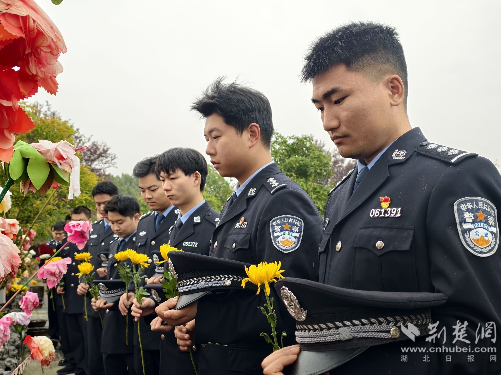 青年民警祭奠因公牺牲民警付晓华.jpg.jpg