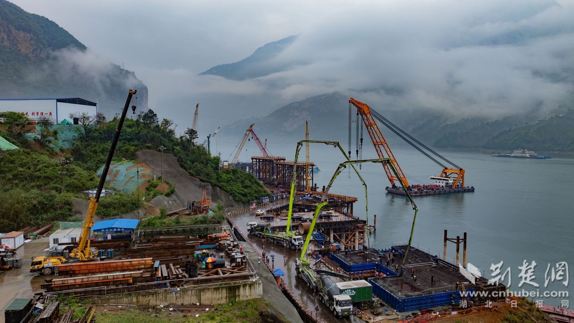 2026年4月14日，三峡库区秭归县茅坪镇三峡枢纽江南成品油翻坝项目坝上码头工程现场一片火热，工人们正加紧进行墩台浇筑施工作业。