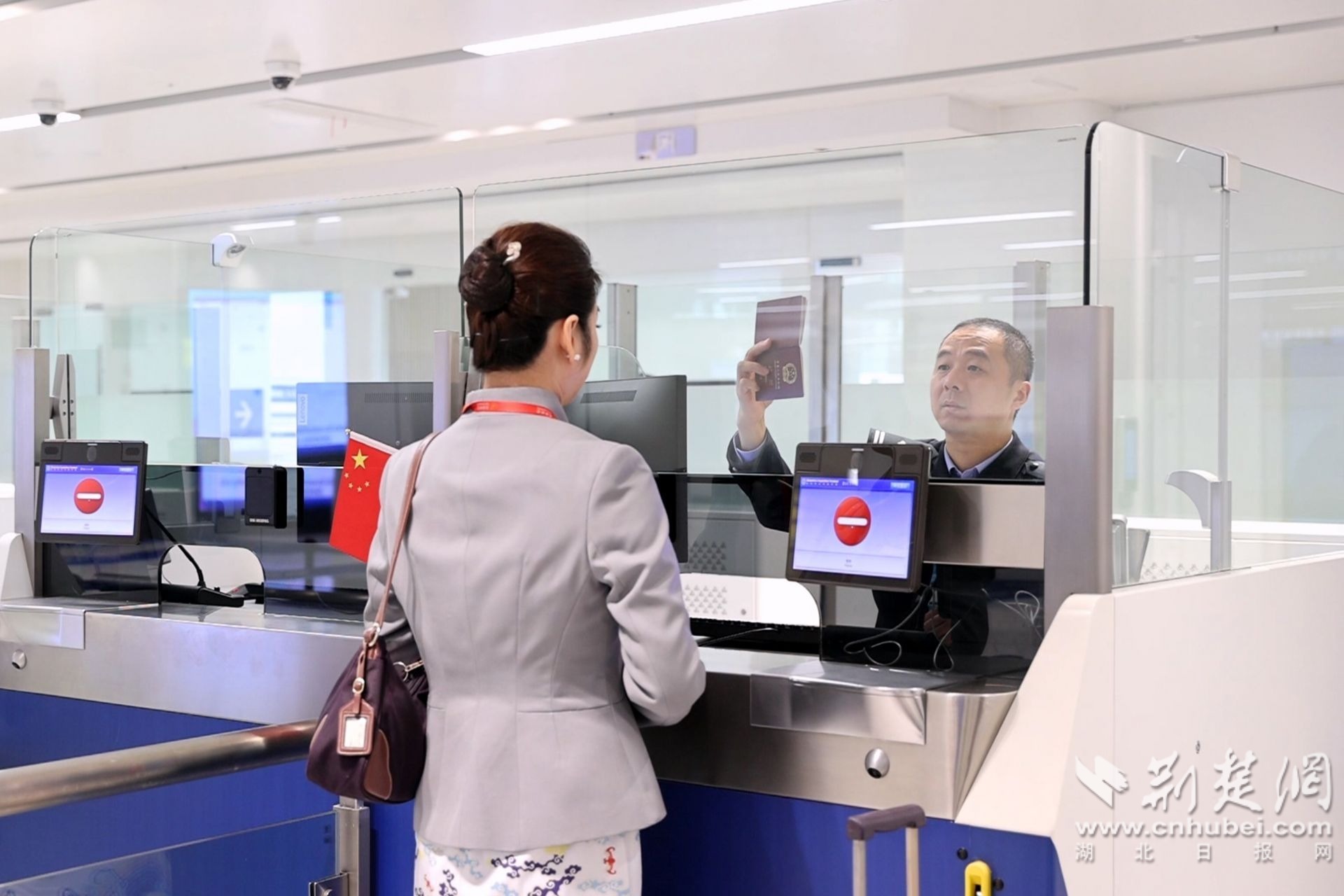 图为机组人员办理边检手续（钟鹏宇 摄）.jpg.jpg