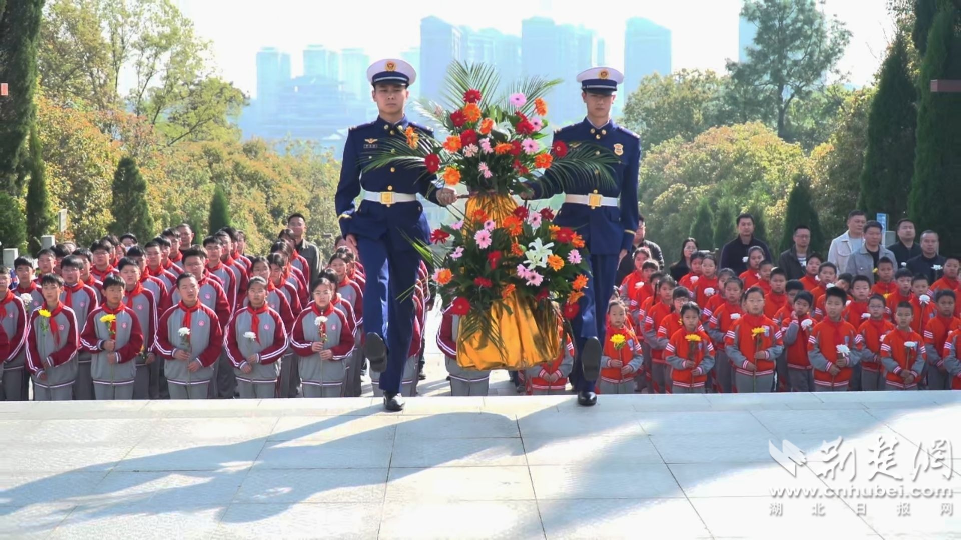 2.消防员代表向革命烈士敬献花篮.jpg.jpg