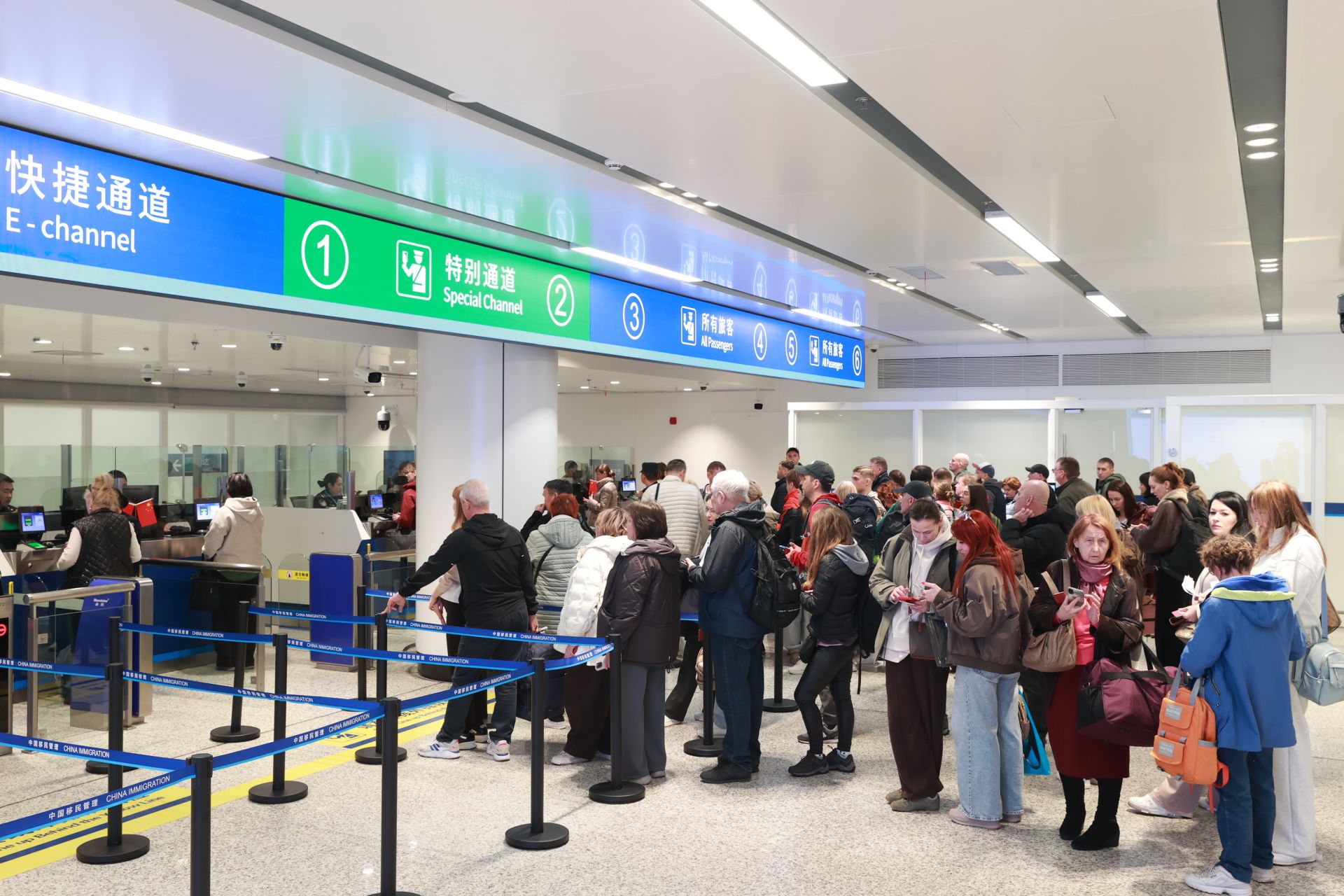 旅客在边检查验大厅候检 钟鹏宇摄.jpg.jpg