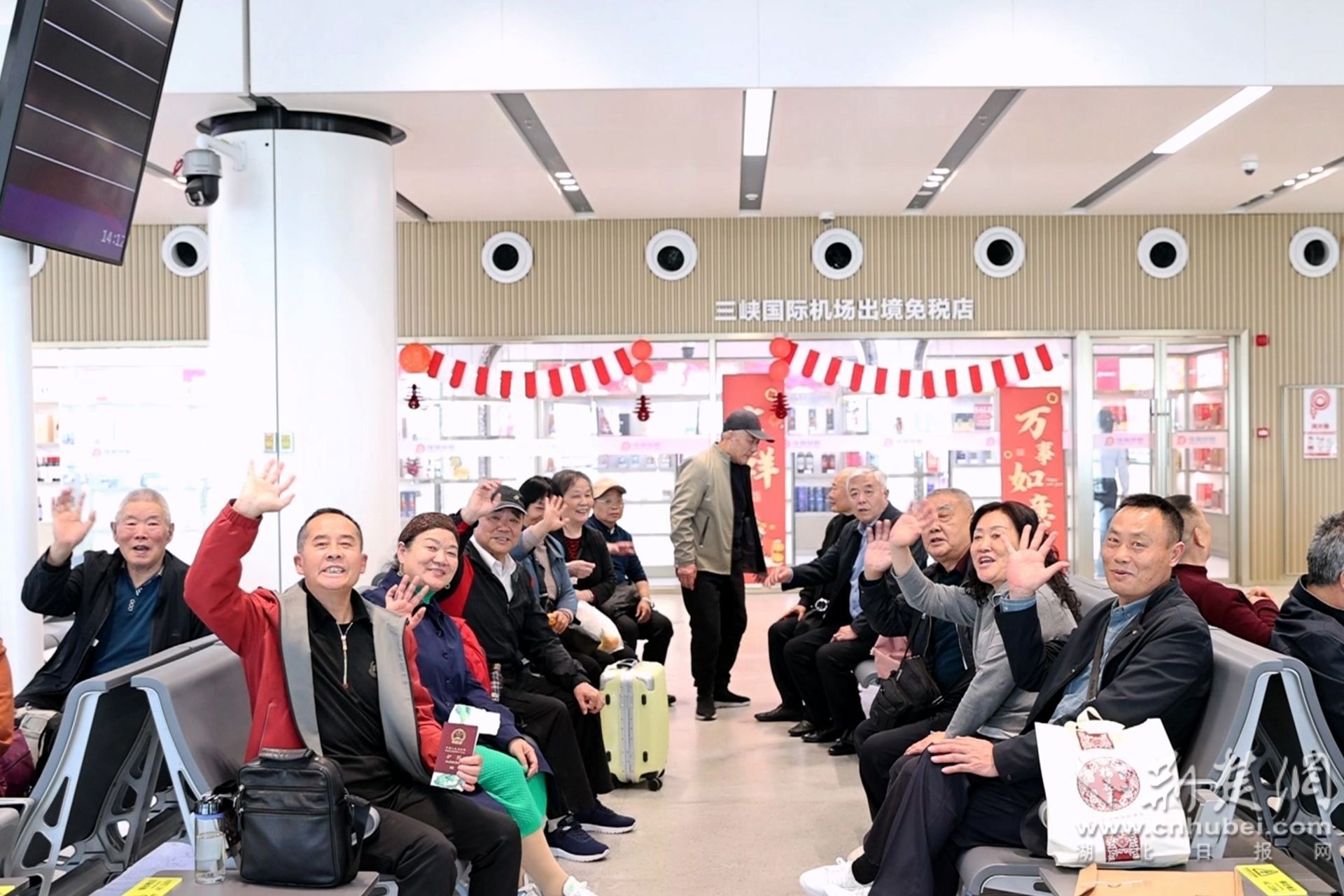 图为前往老挝万象旅行团（钟鹏宇 摄）.jpg.jpg