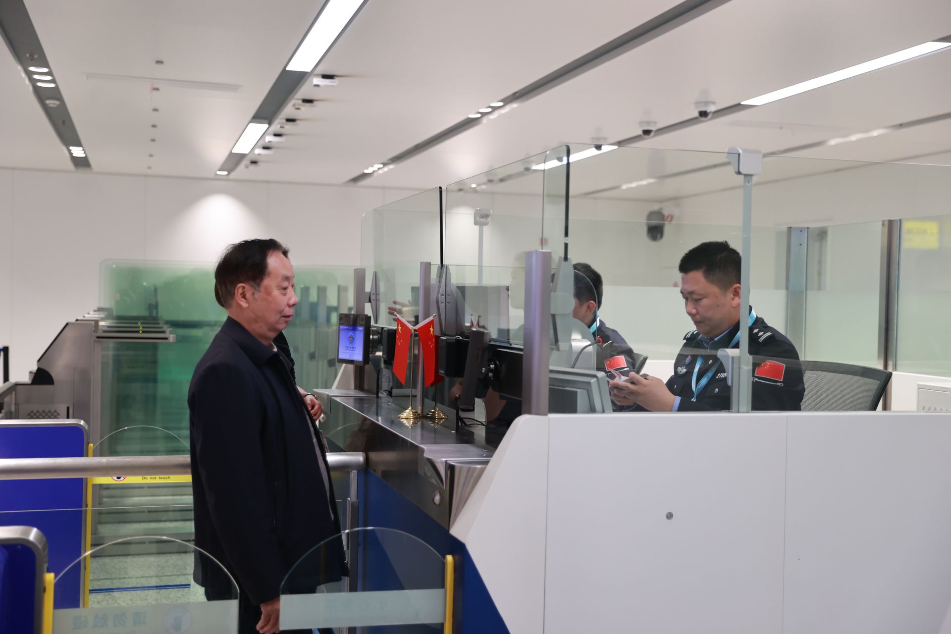 旅客办理边检手续 钟鹏宇摄.jpg.jpg