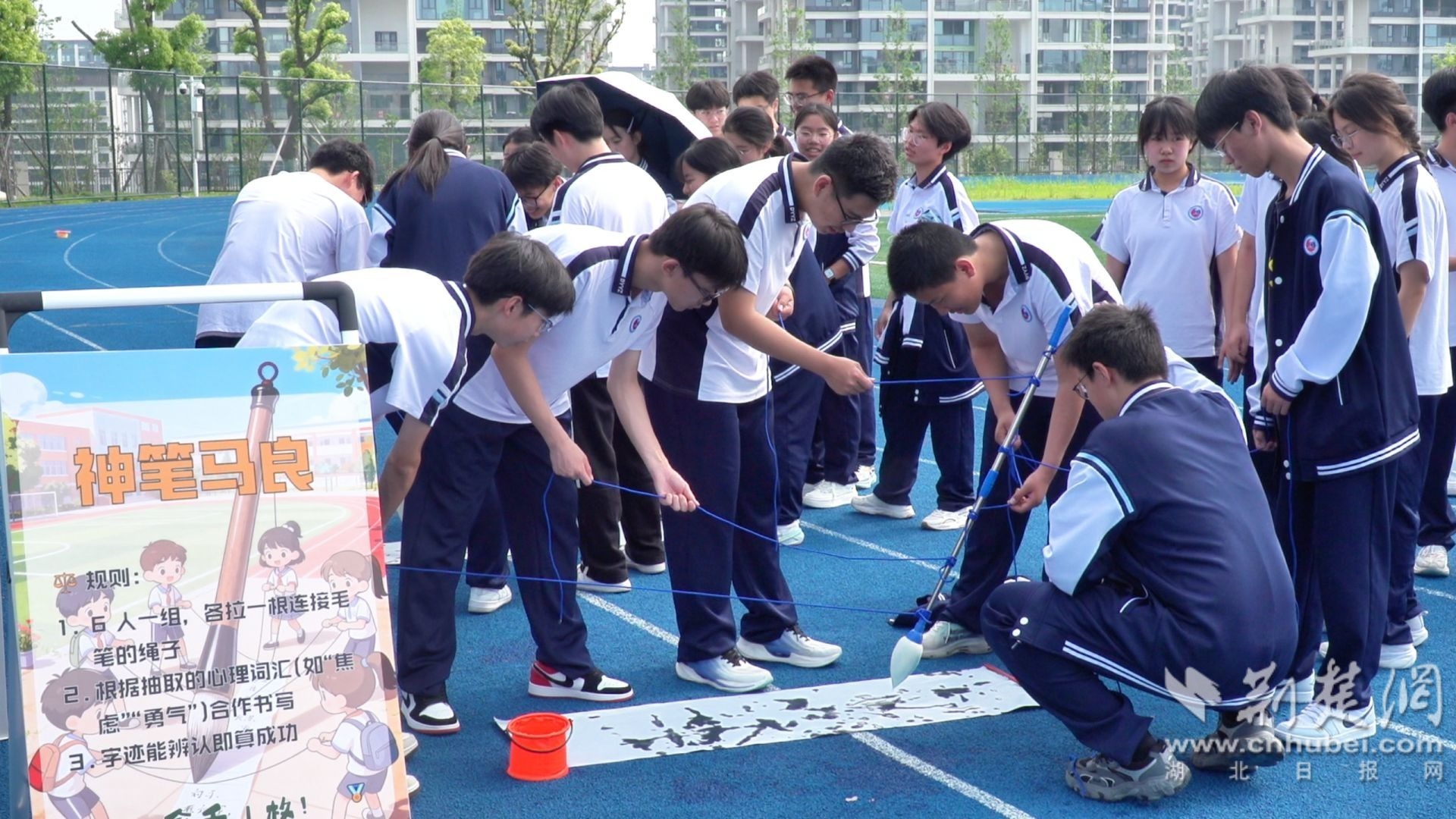 学生在“神笔马良”游戏区合作书写.jpg.jpg