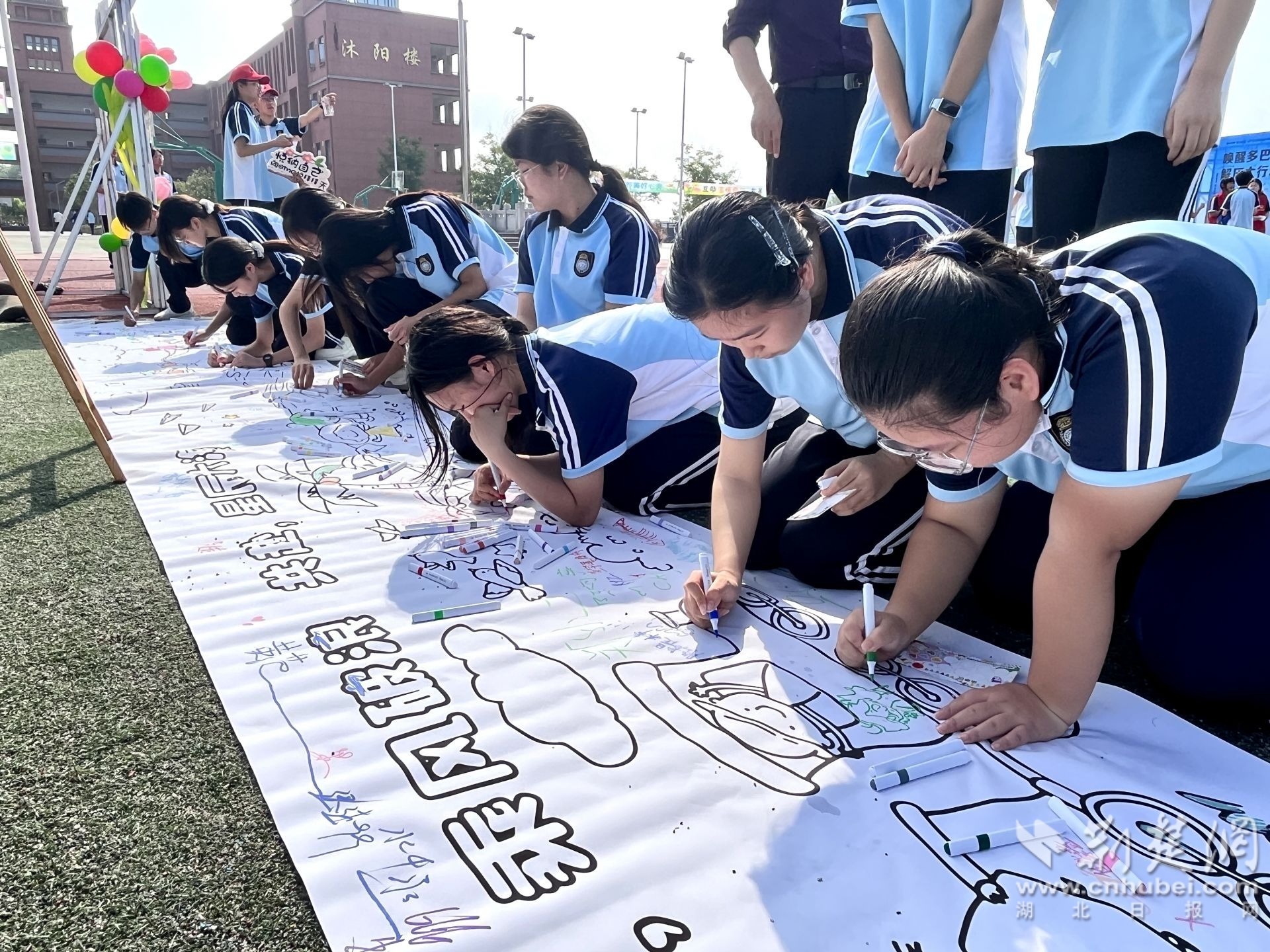 4.学生们在涂鸦布上绘画涂鸦.jpg.jpg