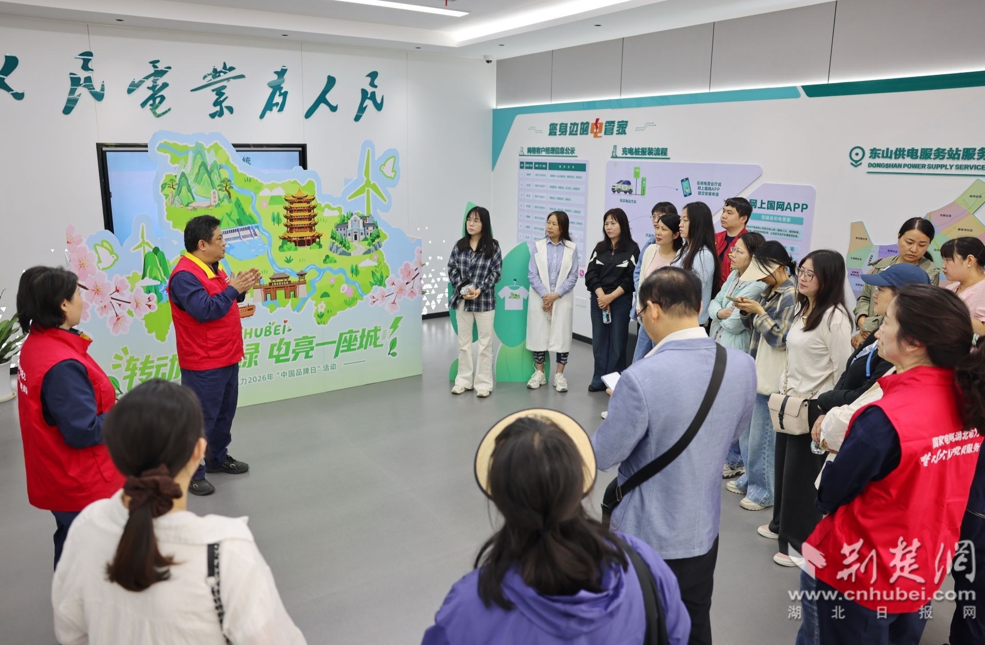 宜昌东山供电营业厅供电服务站站长陈鉴武分享“省电小妙招”.jpg.jpg