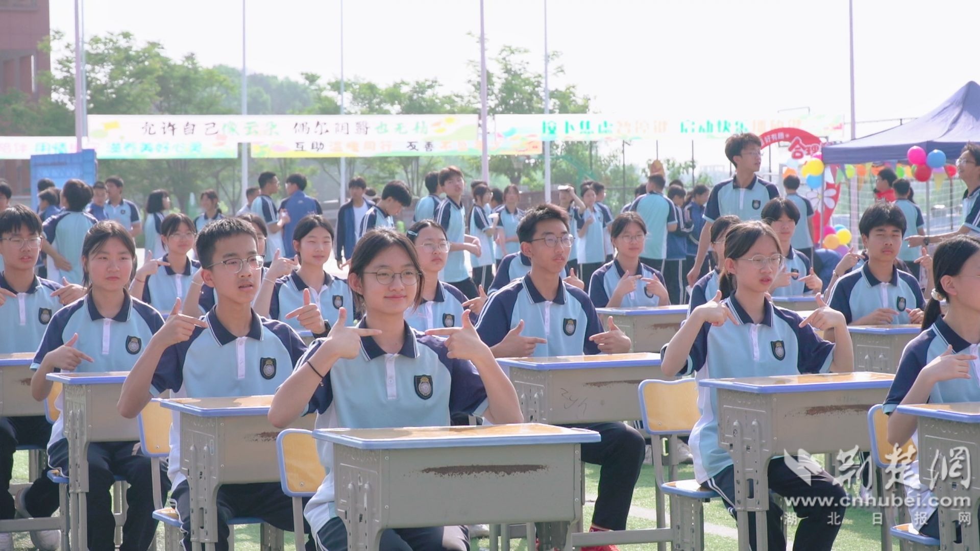 1.学生们表演《课桌舞》节目.jpg.jpg