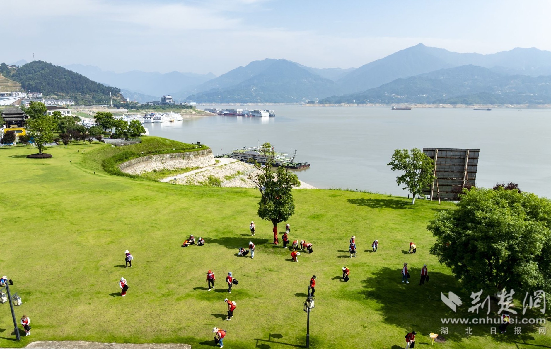 2026年6月4日，湖北省宜昌市秭归县，志愿者在江边木鱼岛公园捡垃圾。 周仕伟 摄 (2).JPG.JPG