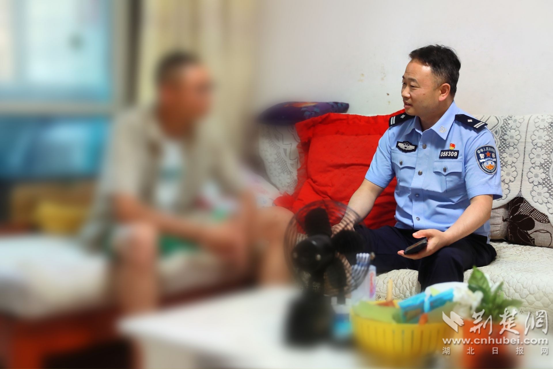 9民警高旭回访戒毒康复人员.jpg.jpg