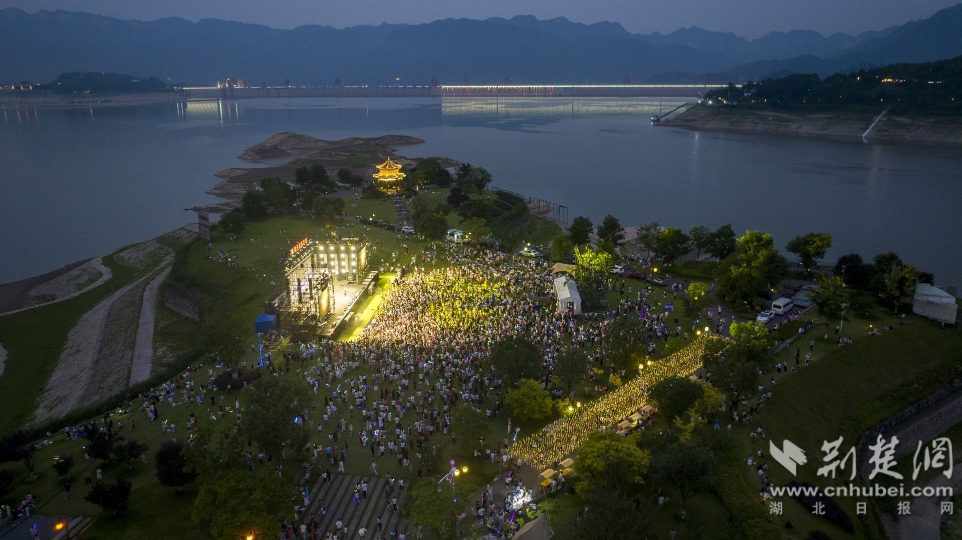 2026年6月26日，湖北省宜昌市秭归县木鱼岛公园，当地在三峡大坝前举办橙子音乐节。 周仕伟 摄.JPG.JPG