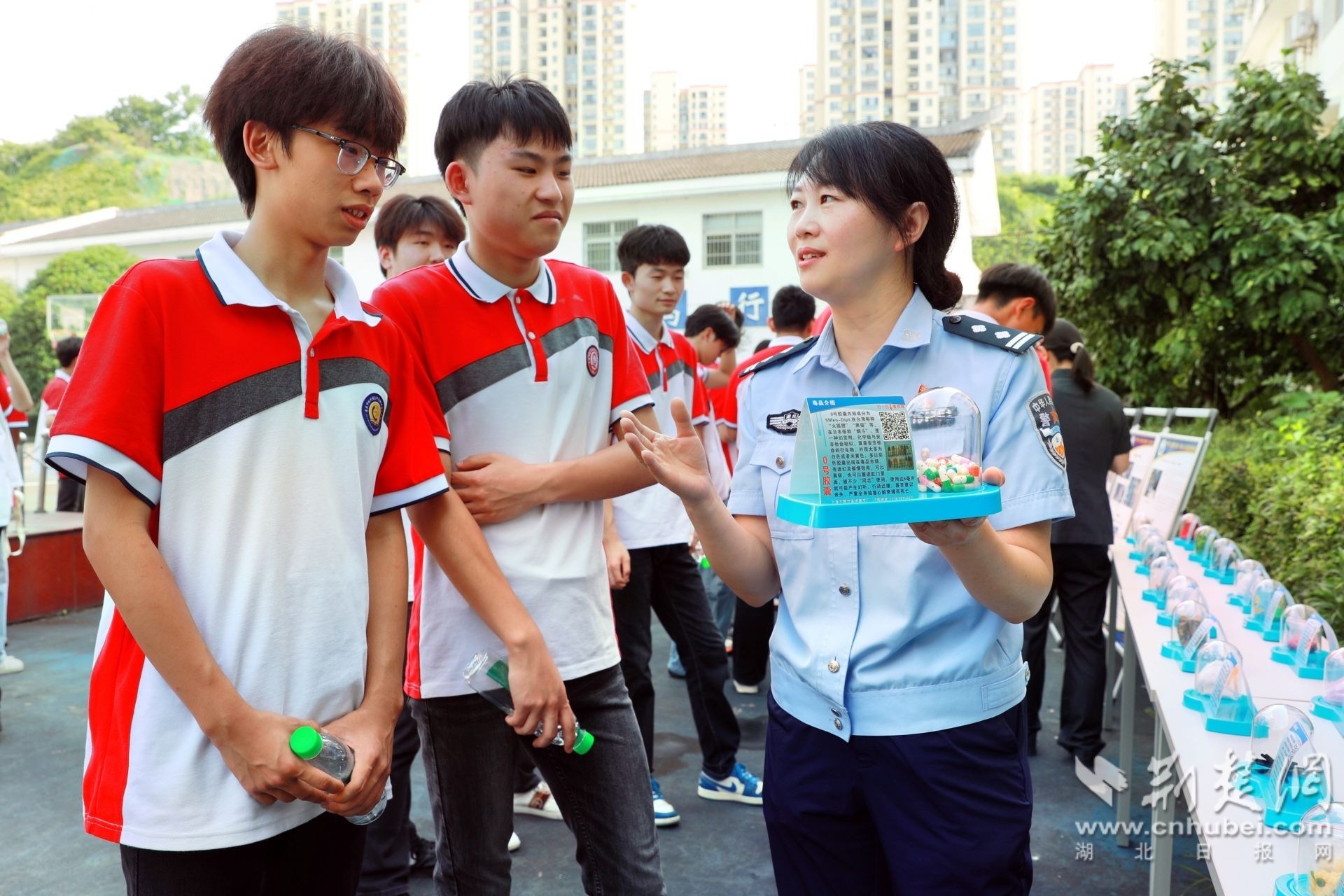 4民警张修年龄向同学们展示讲解识毒防毒知识.jpg.jpg