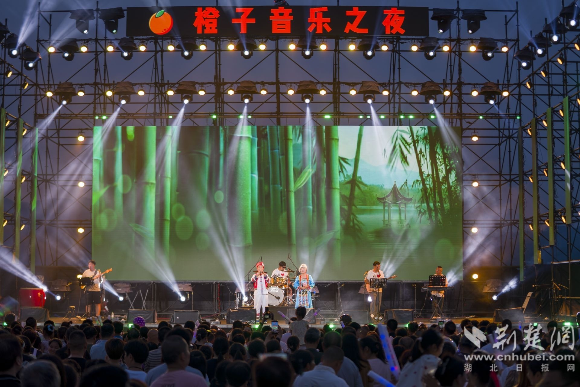2026年6月26日，湖北省宜昌市秭归县木鱼岛公园，橙子音乐节现场人流如织。 周仕伟 摄 (2).JPG.JPG