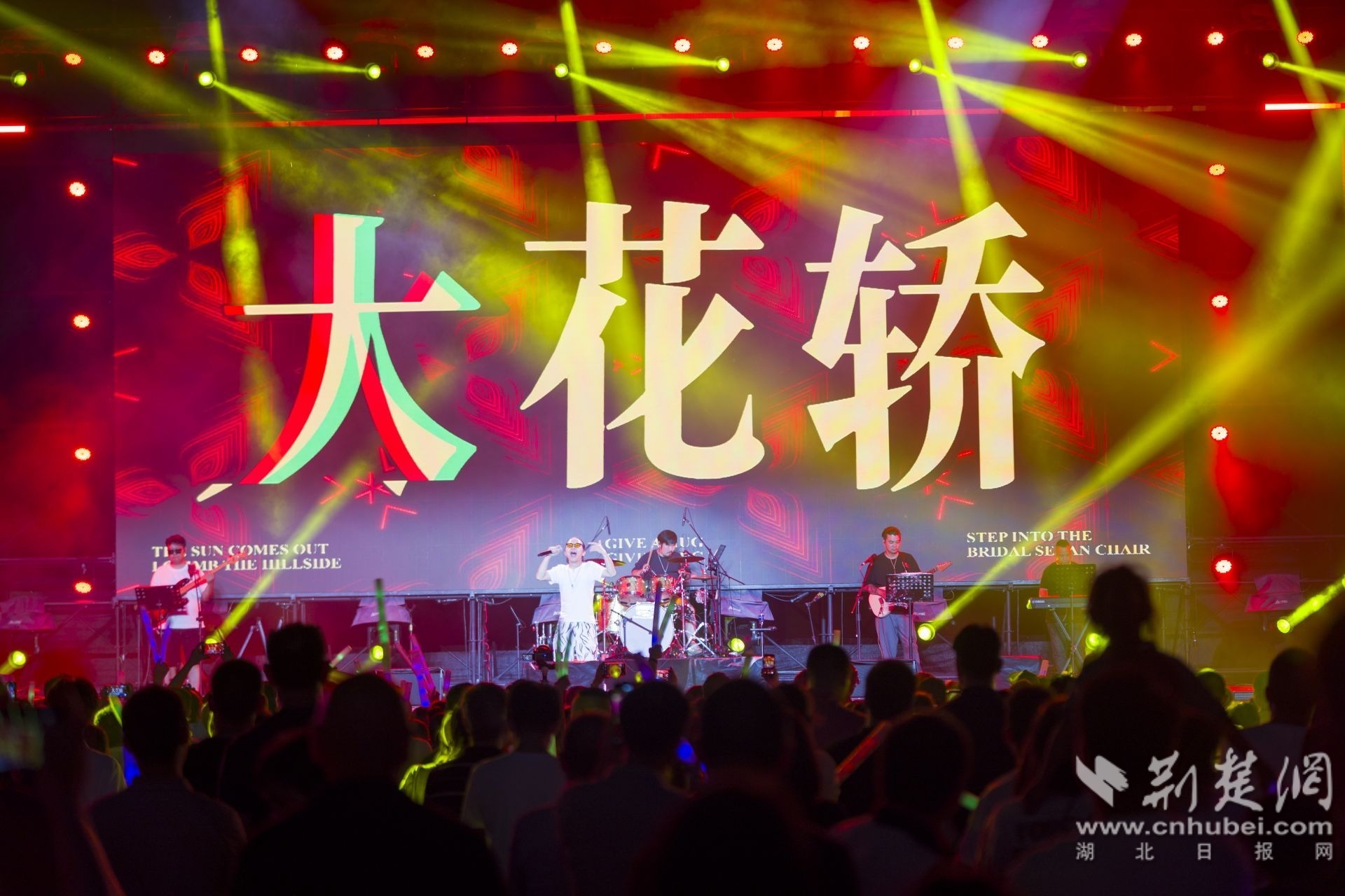 2026年6月26日，湖北省宜昌市秭归县木鱼岛公园，橙子音乐节现场歌手演唱流行歌曲。 周仕伟 摄.JPG.JPG