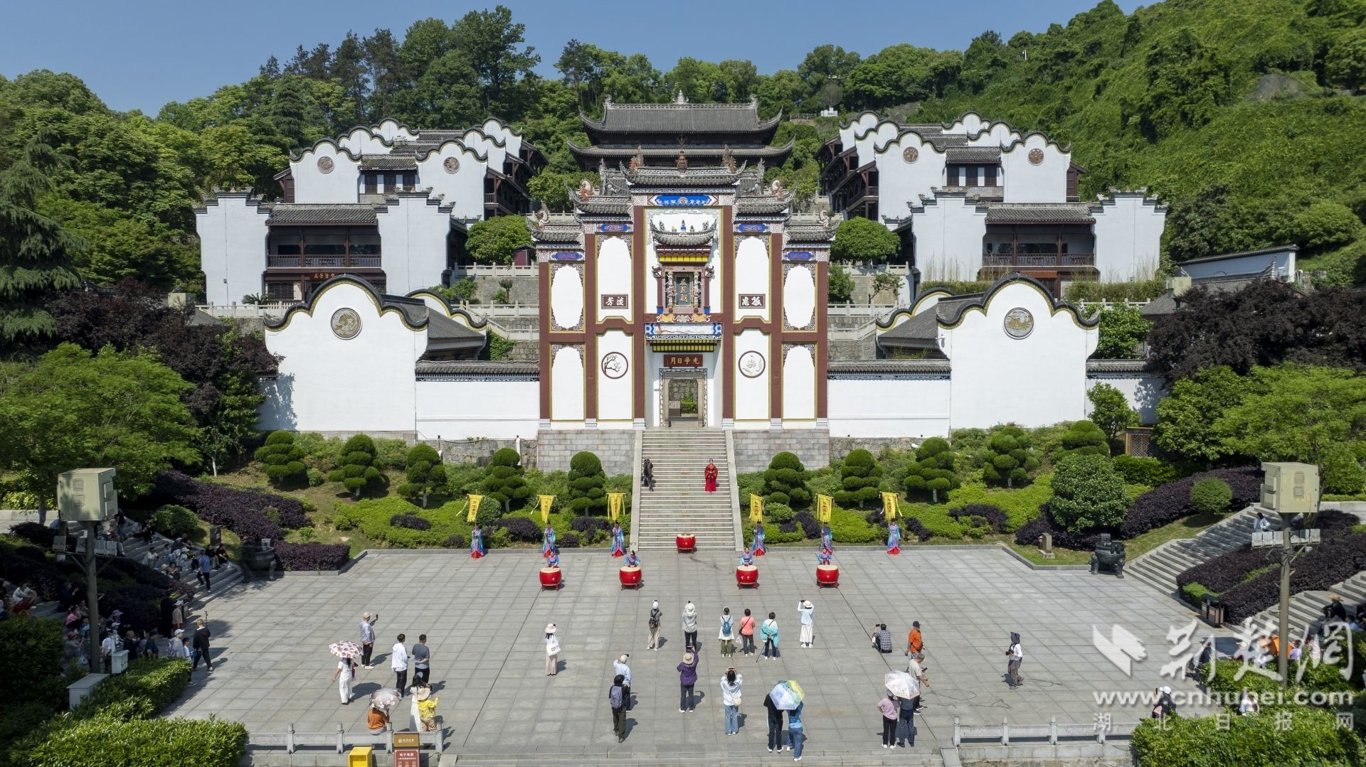 2026年5月5日，湖北省宜昌市秭归县屈原祠，游客观看表演节目。.JPG.JPG