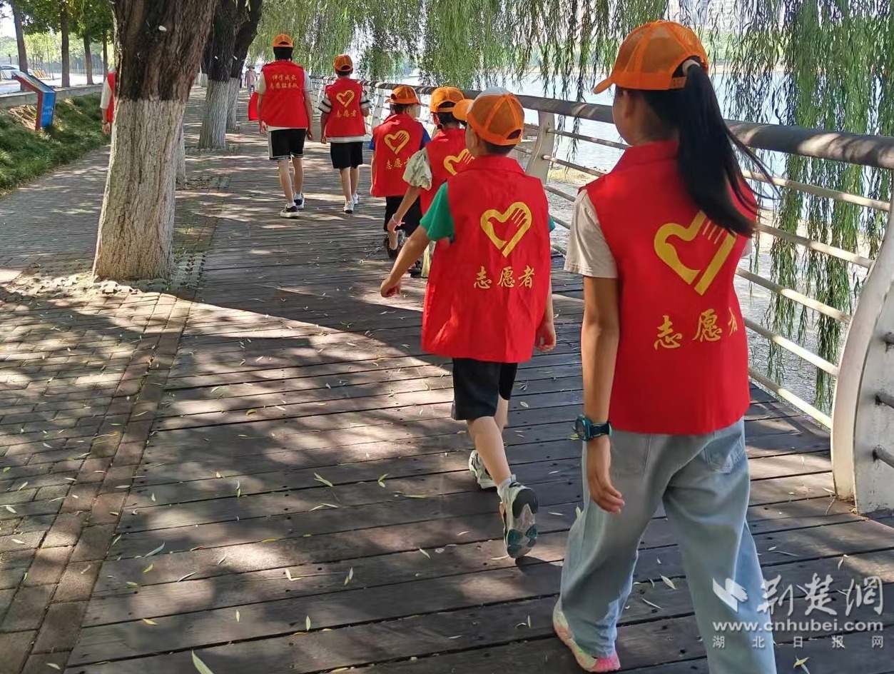 4.当阳市坝陵桥社区“小小志愿者”沿河开展防溺水宣传.jpg.jpg