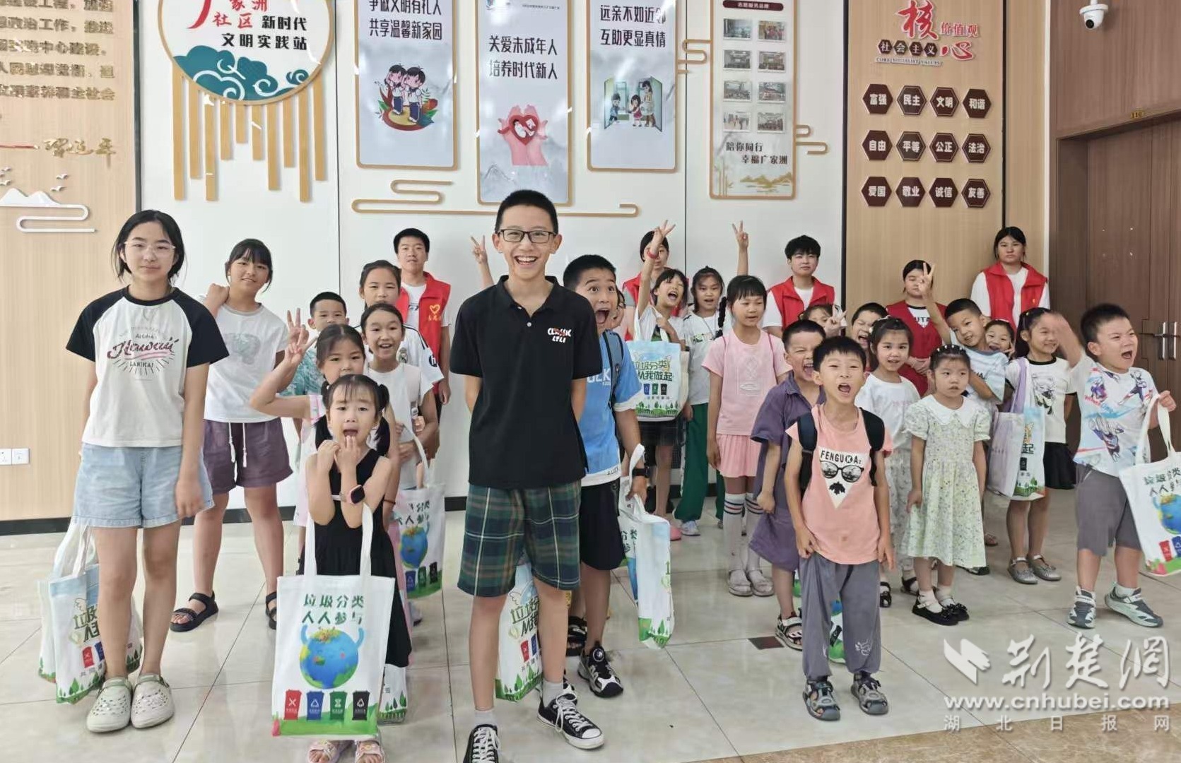 2.当阳市广家洲社区孩子们垃圾分类科普课程后合影.jpg.jpg