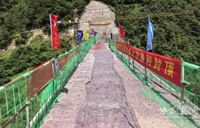 7月10日，秭归县两河口镇二甲村茶园水库完成封顶。 王正 摄.jpg.jpg