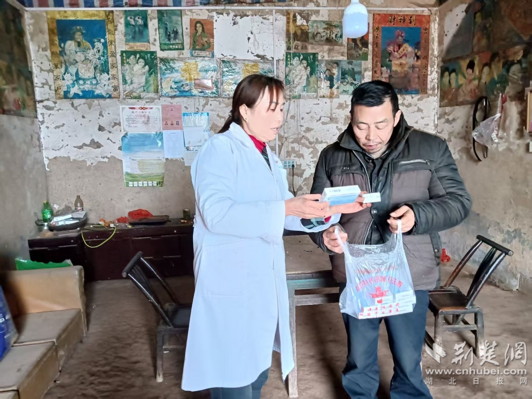 余志萍给村民讲解用药注意事项。.jpg.jpg