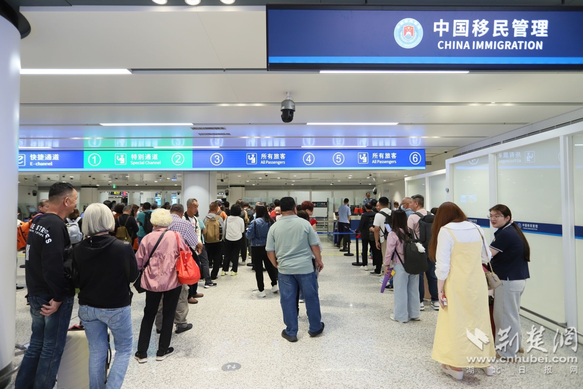 5.图为马来西亚吉隆坡旅游团办理边检手续 （余怡潇 摄）.JPG.JPG