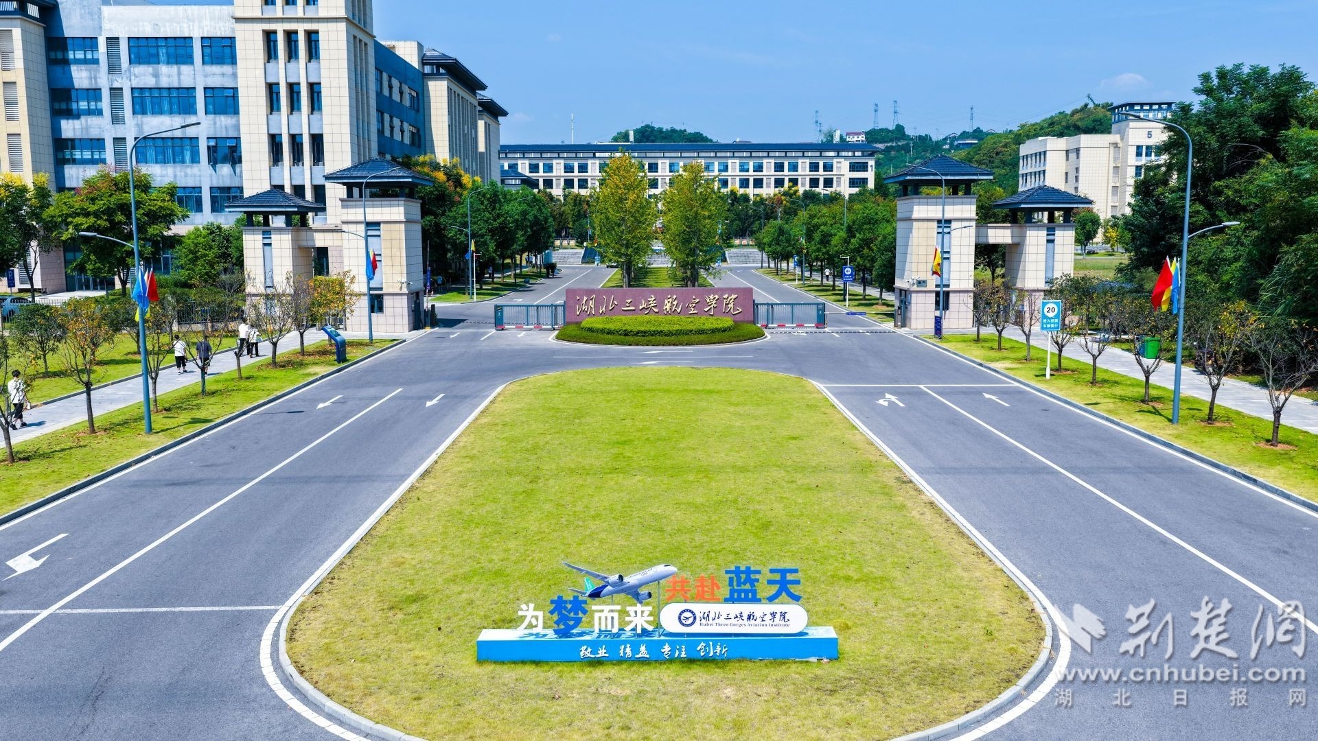 湖北三峡航空学院。宋劲松 摄.jpg.jpg