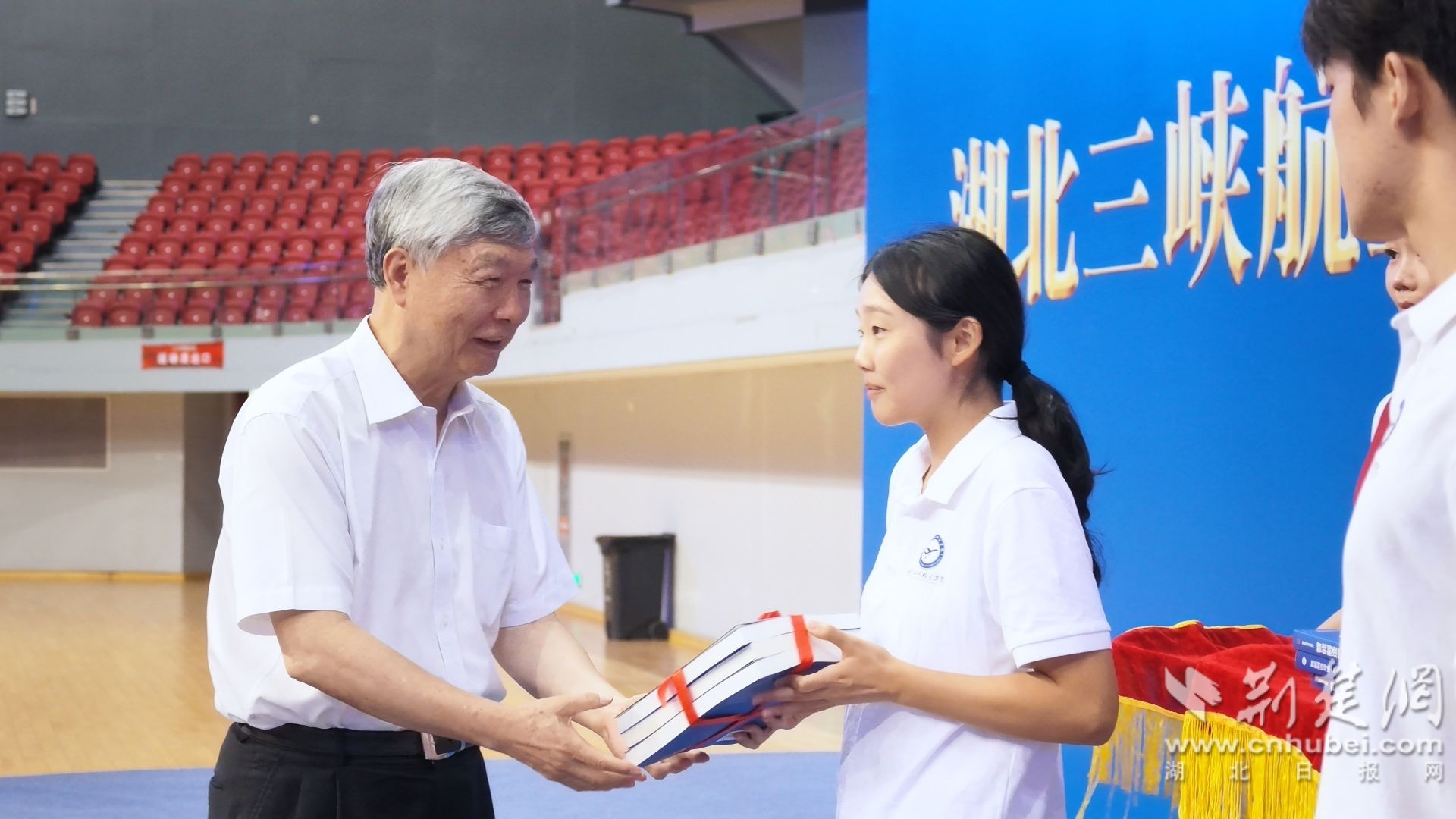 李培根院士为两名学生代表签名赠书并合影。宋劲松 摄.jpg.jpg